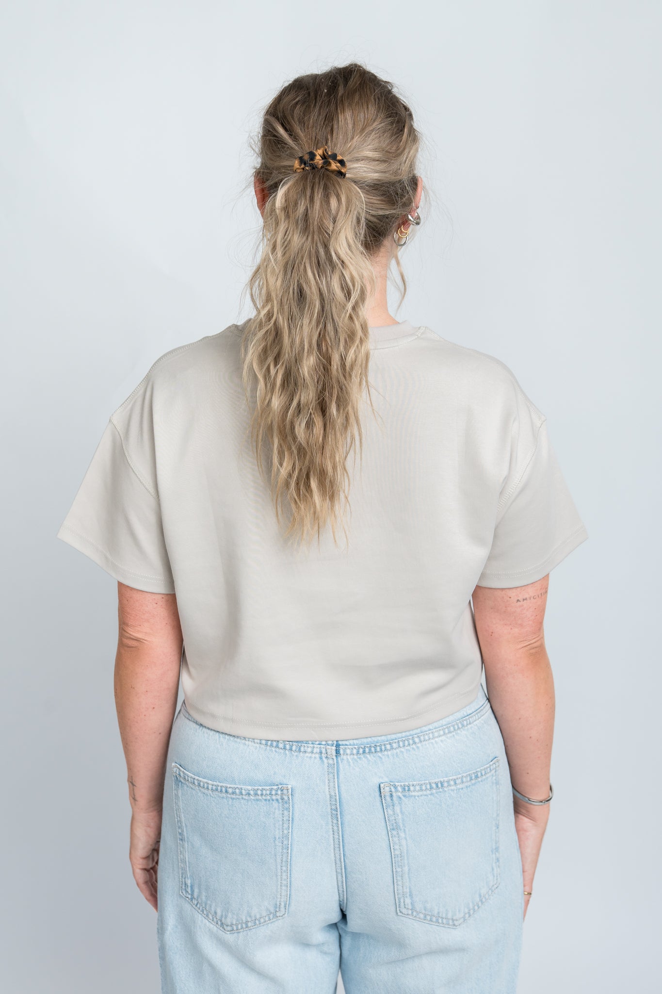 Crop Shirt Oversized Beige von hinten