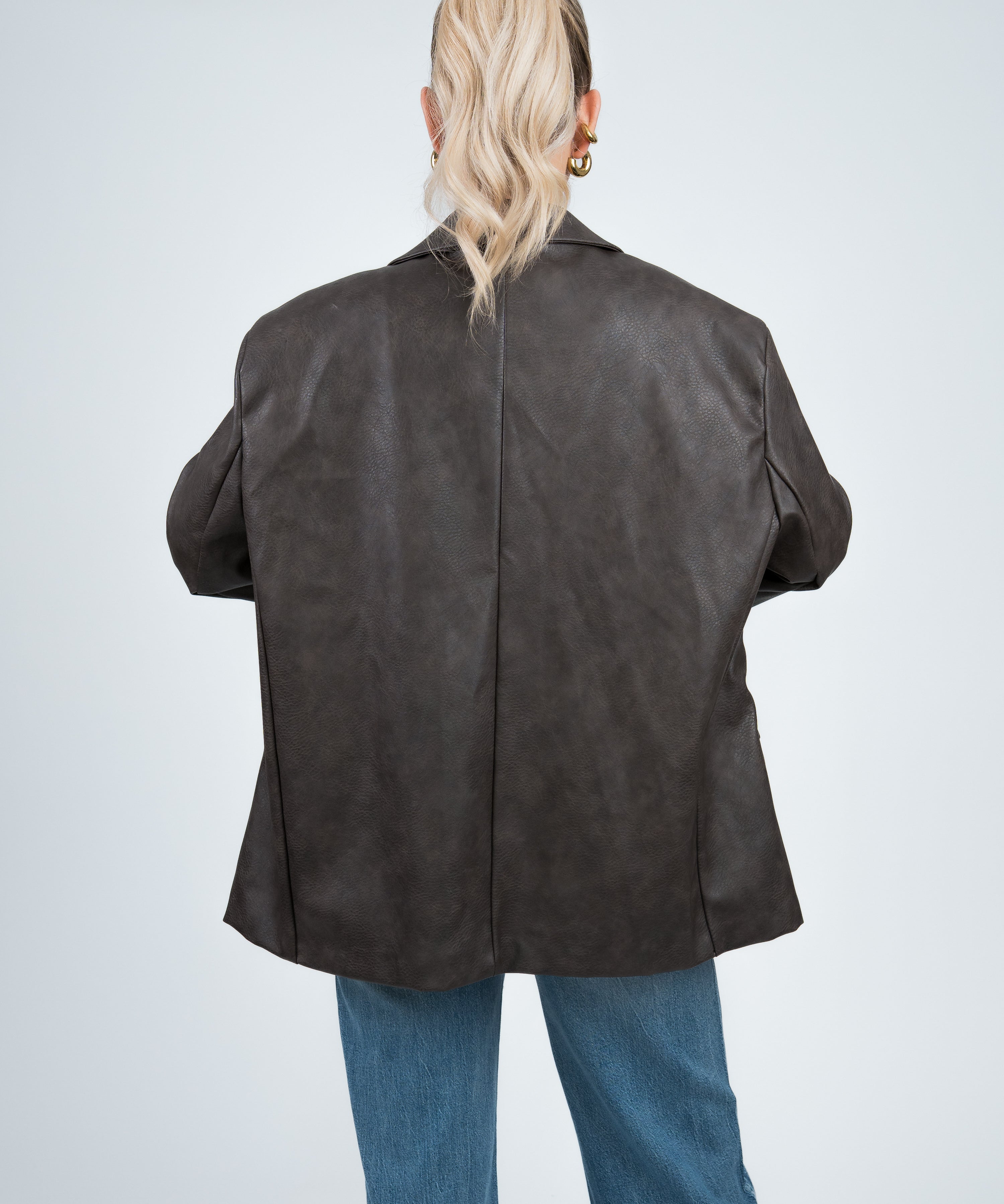 Lederblazer Oversized Dunkelbraun von hinten