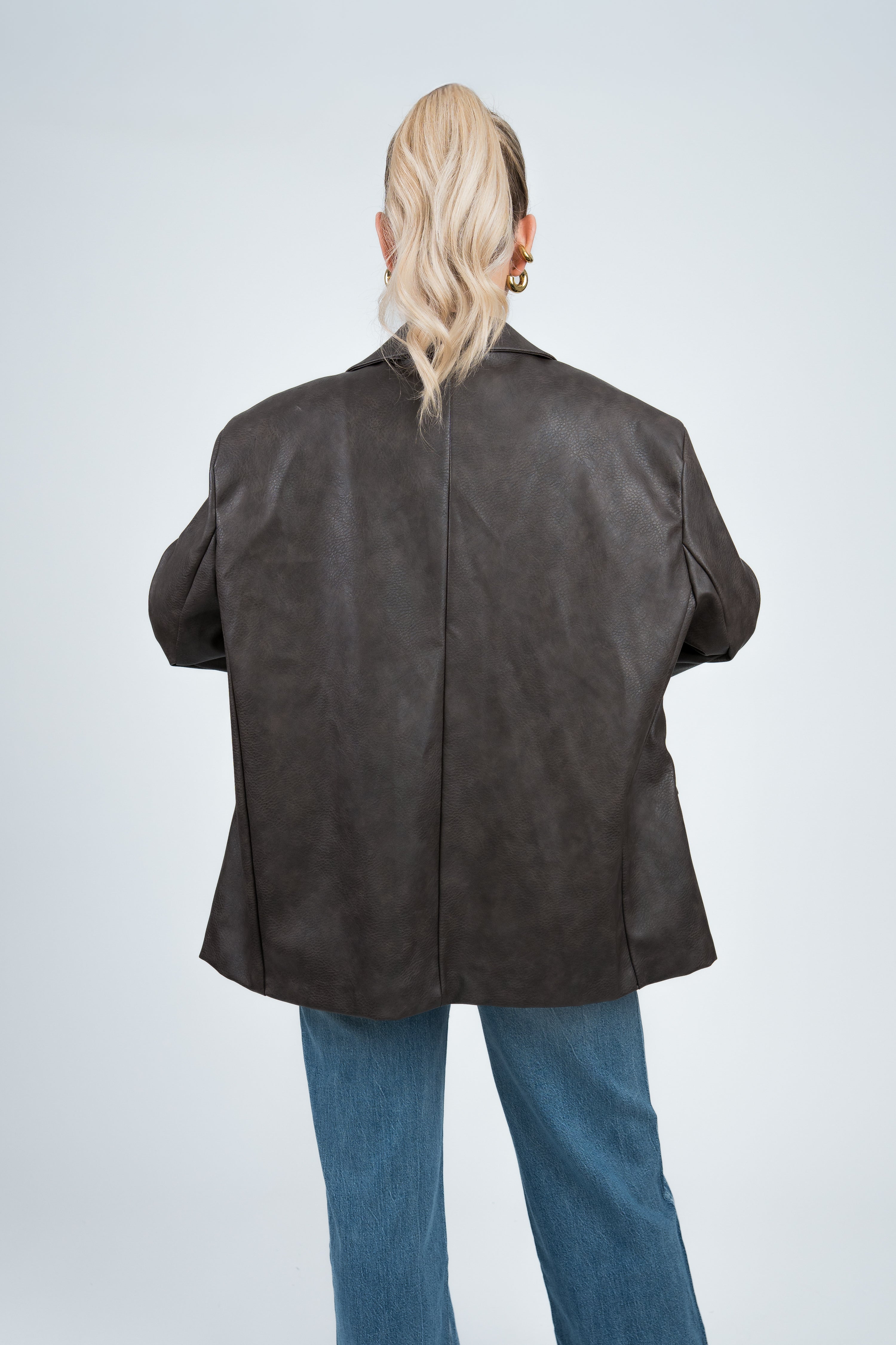Lederblazer Oversized Dunkelbraun von hinten
