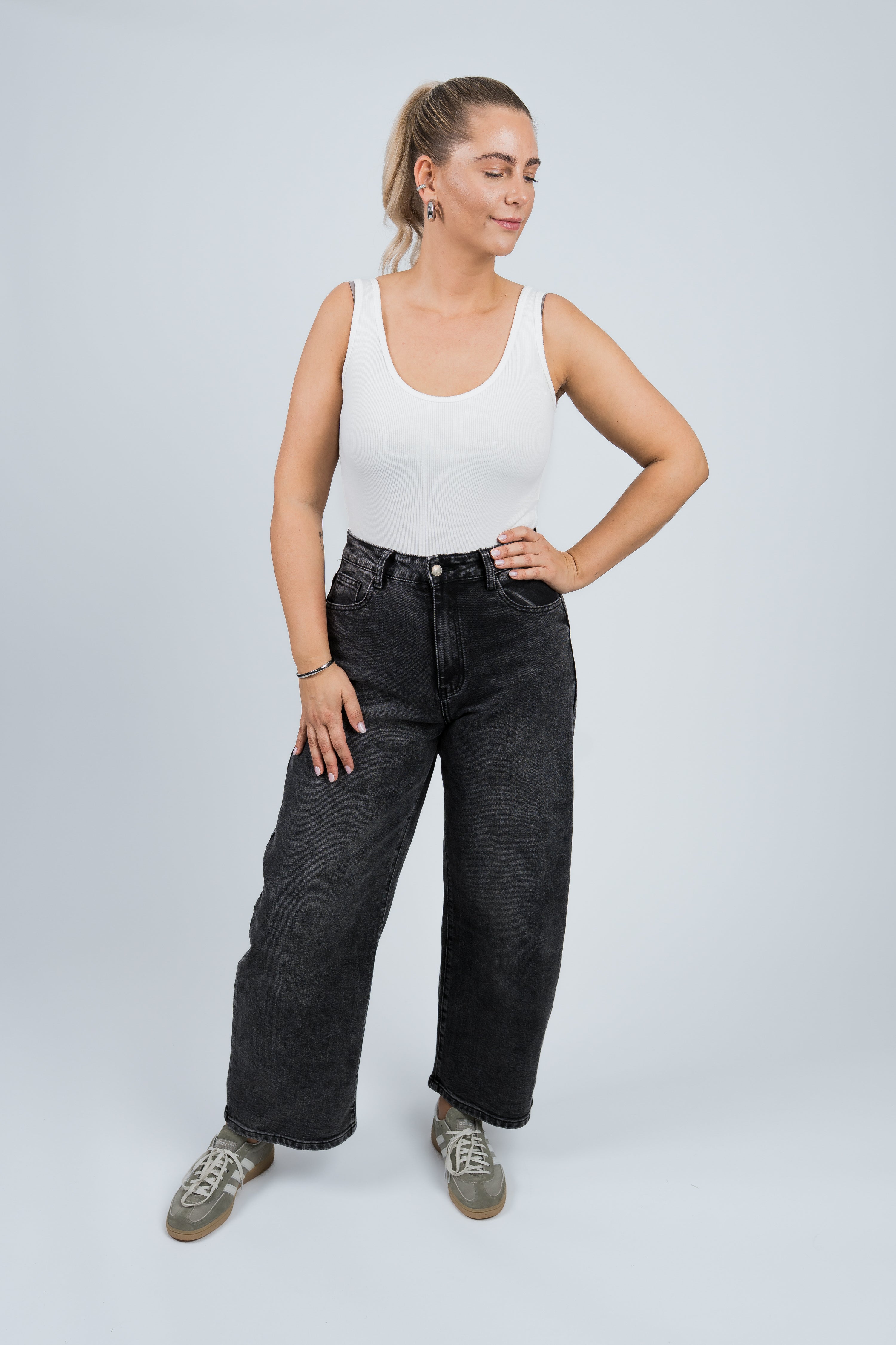 Jeans High Waisted Ballon Fit Schwarz Grau Ganzkörper