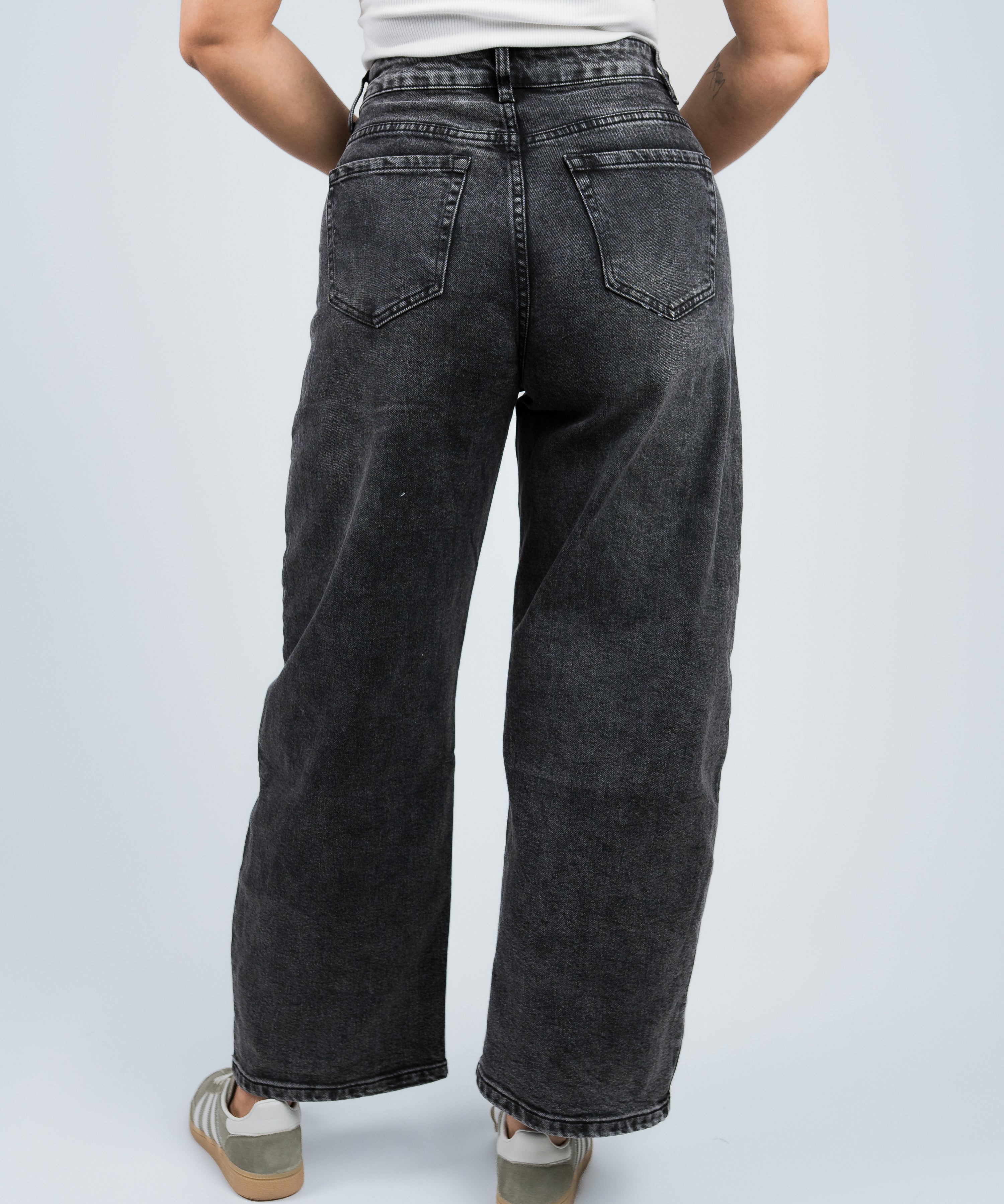 Jeans High Waisted Ballon Fit Schwarz Grau von hinten