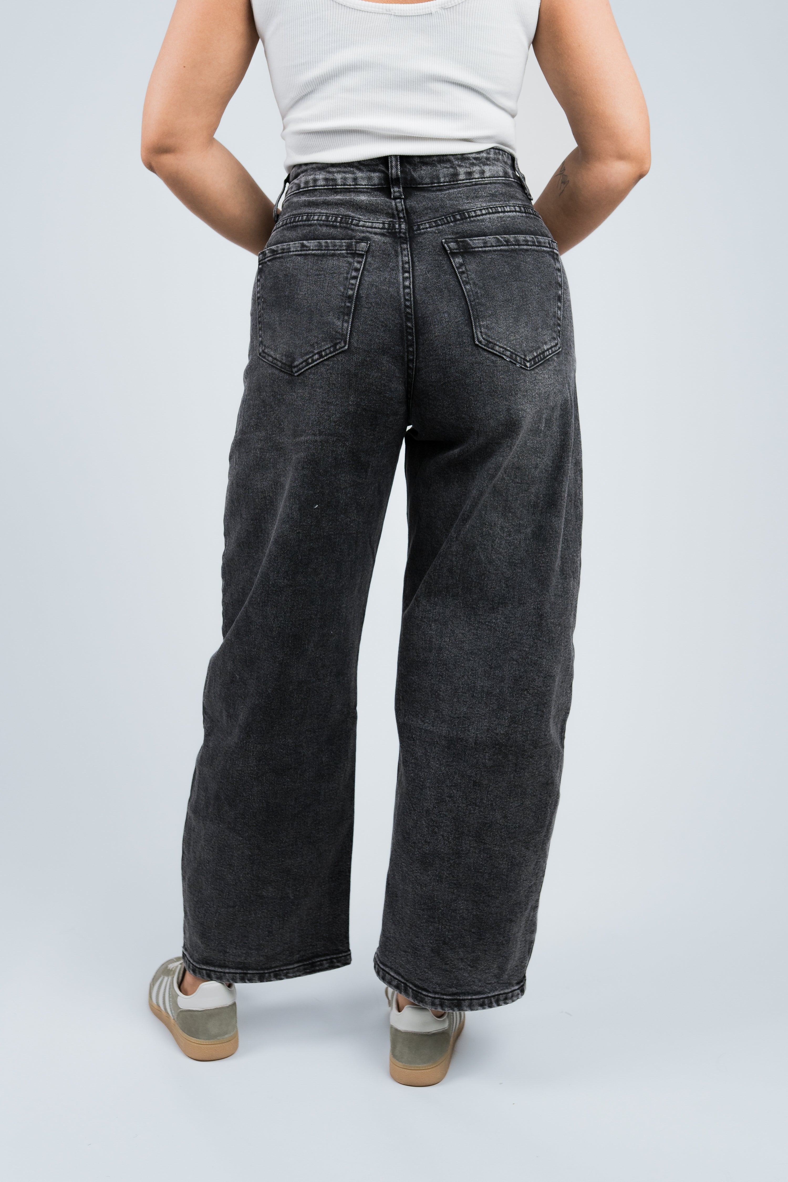 Jeans High Waisted Ballon Fit Schwarz Grau von hinten