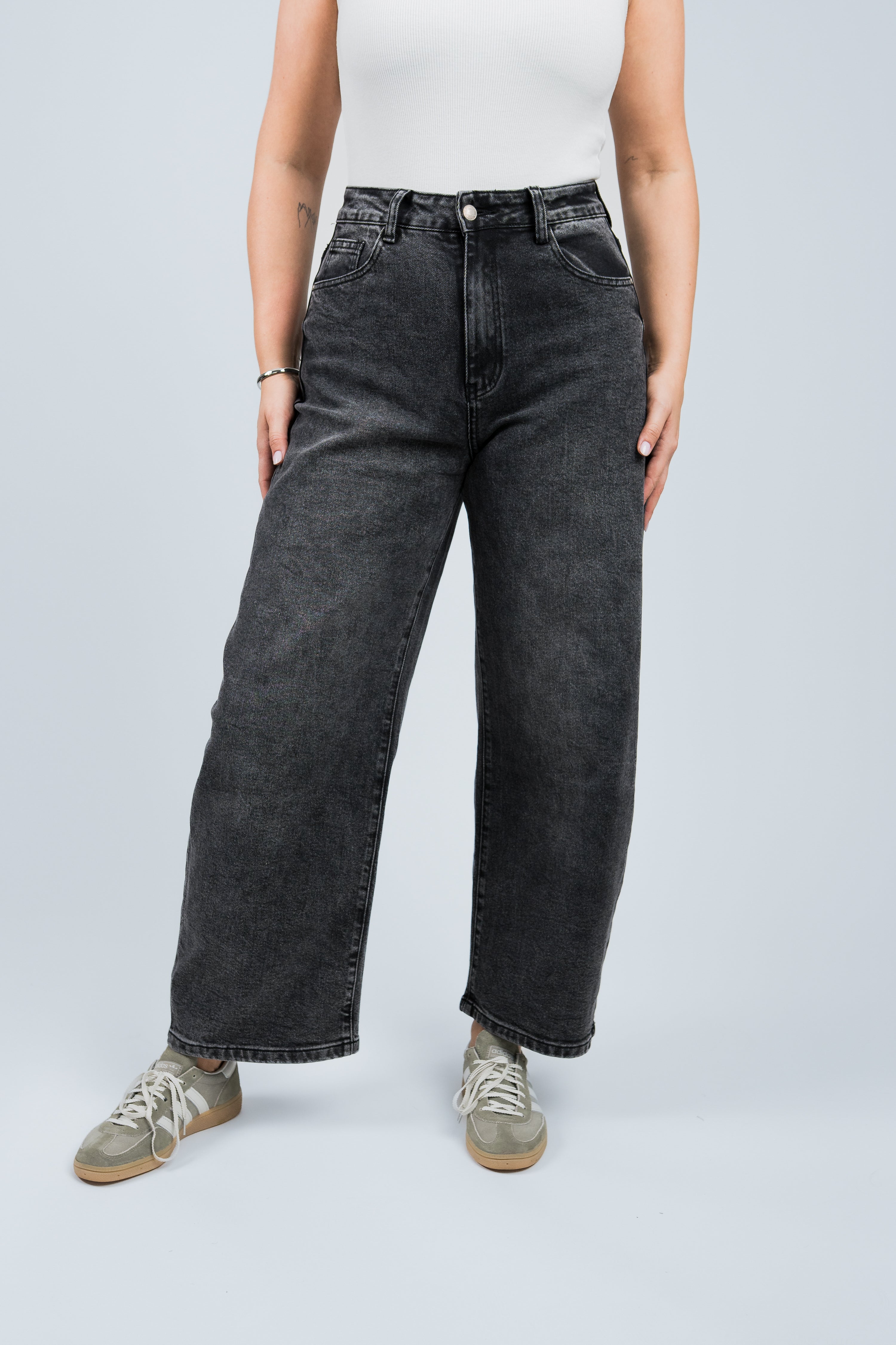 Jeans High Waisted Ballon Fit Schwarz Grau von vorne