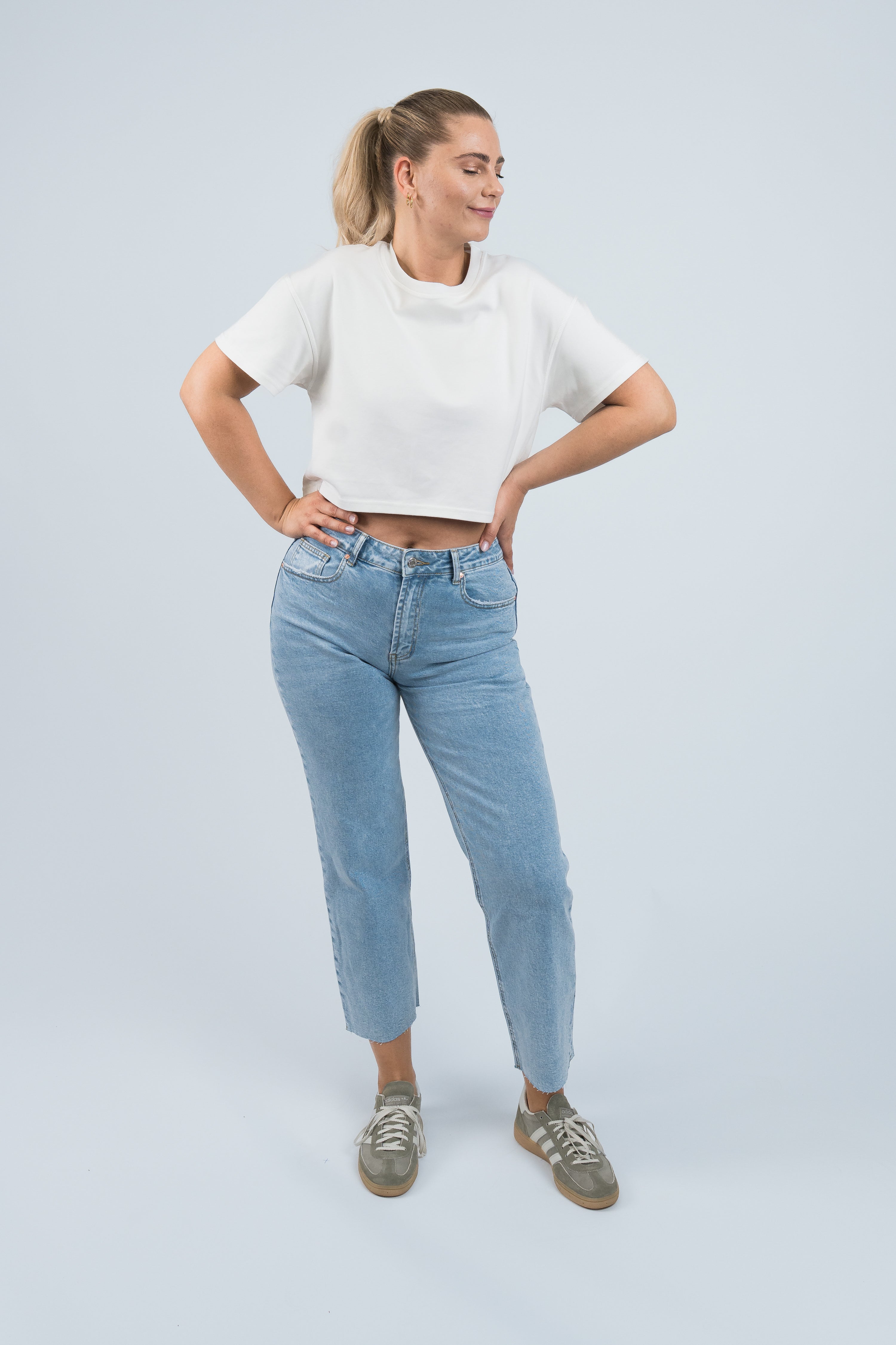 Jeans Mid Waisted Straight Fit Hellblau Ganzkörper