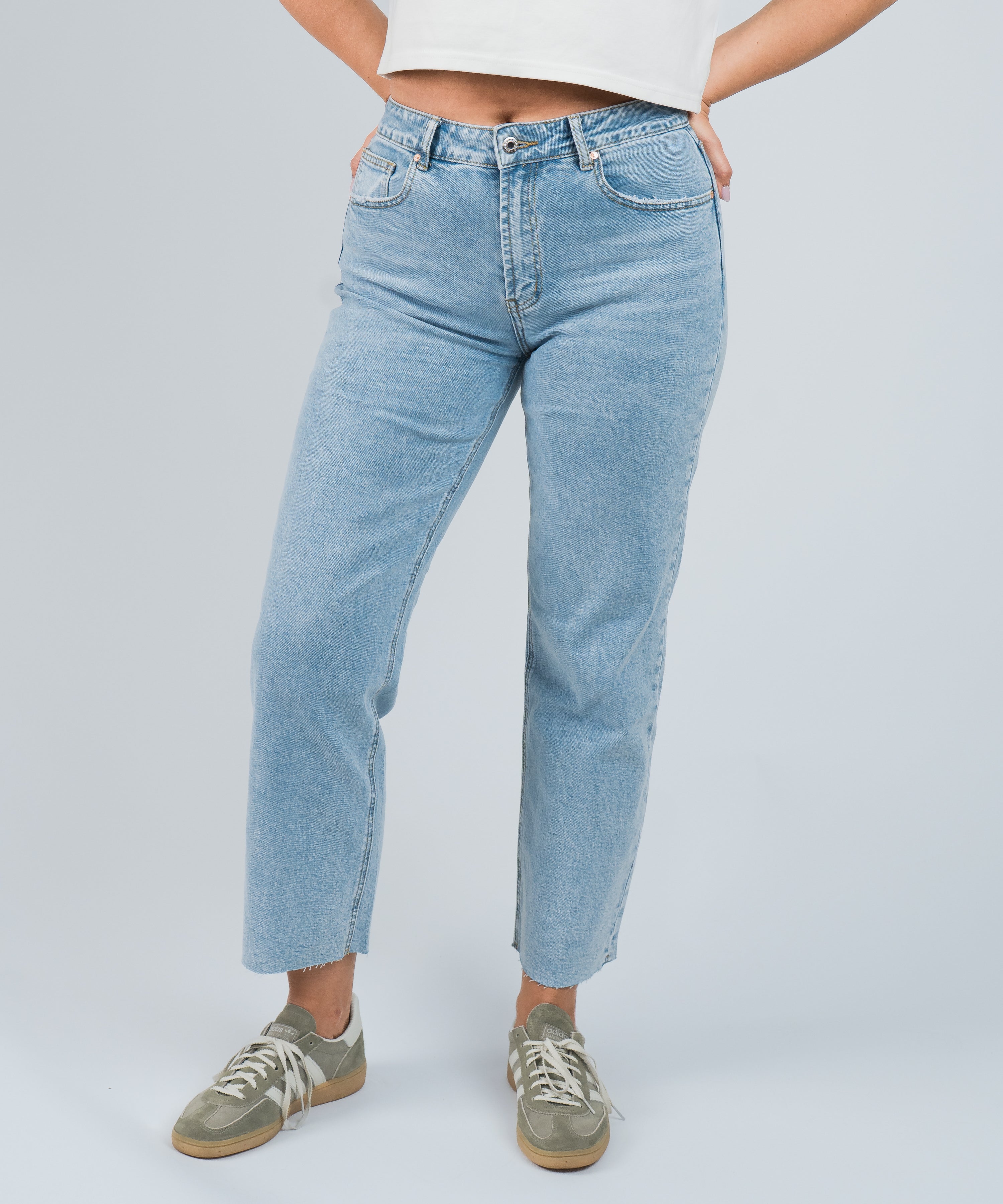 Jeans Mid Waisted Straight Fit Hellblau von vorne