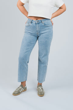 Jeans Mid Waisted Straight Fit Hellblau von vorne