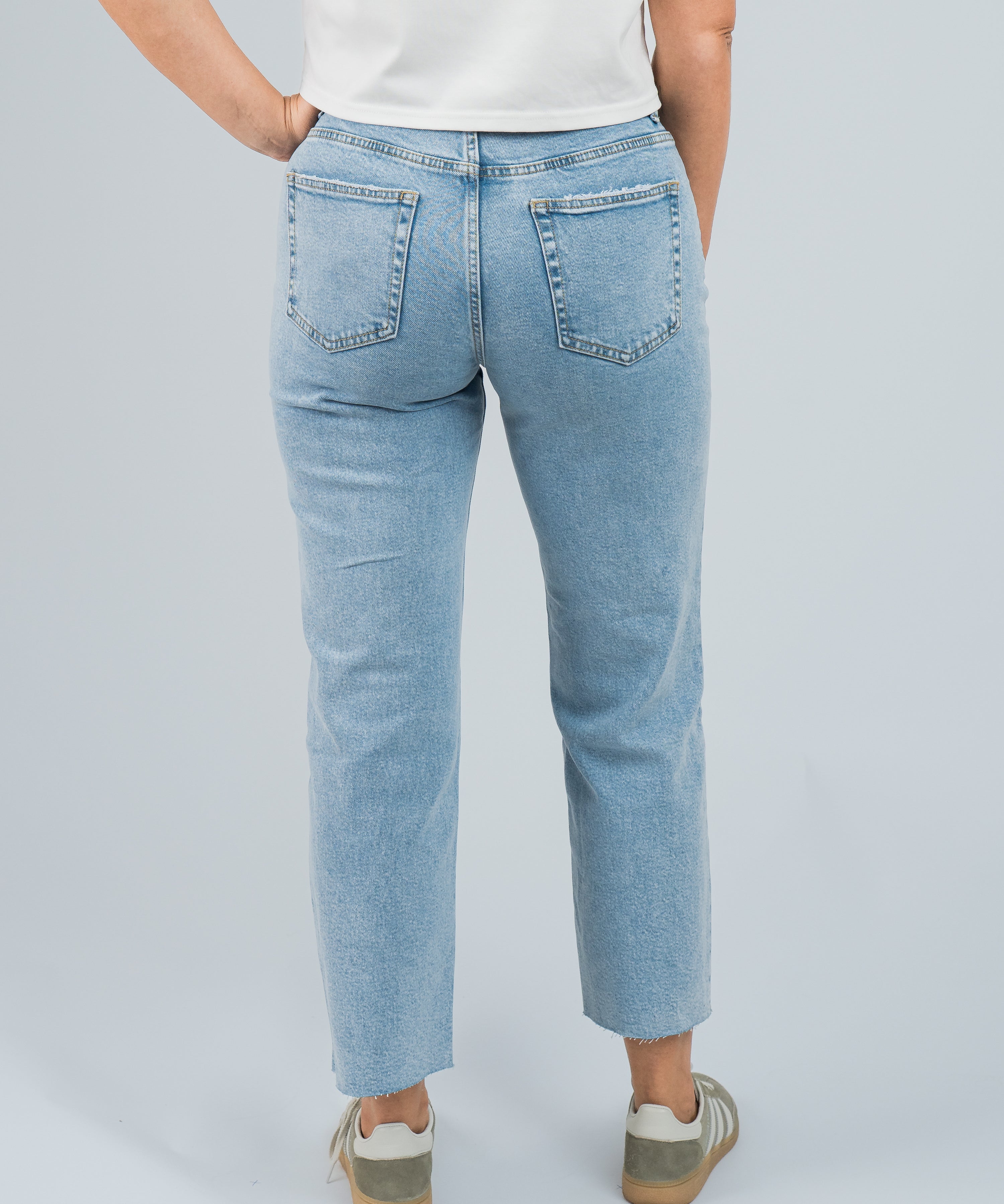Jeans Mid Waisted Straight Fit Hellblau von hinten