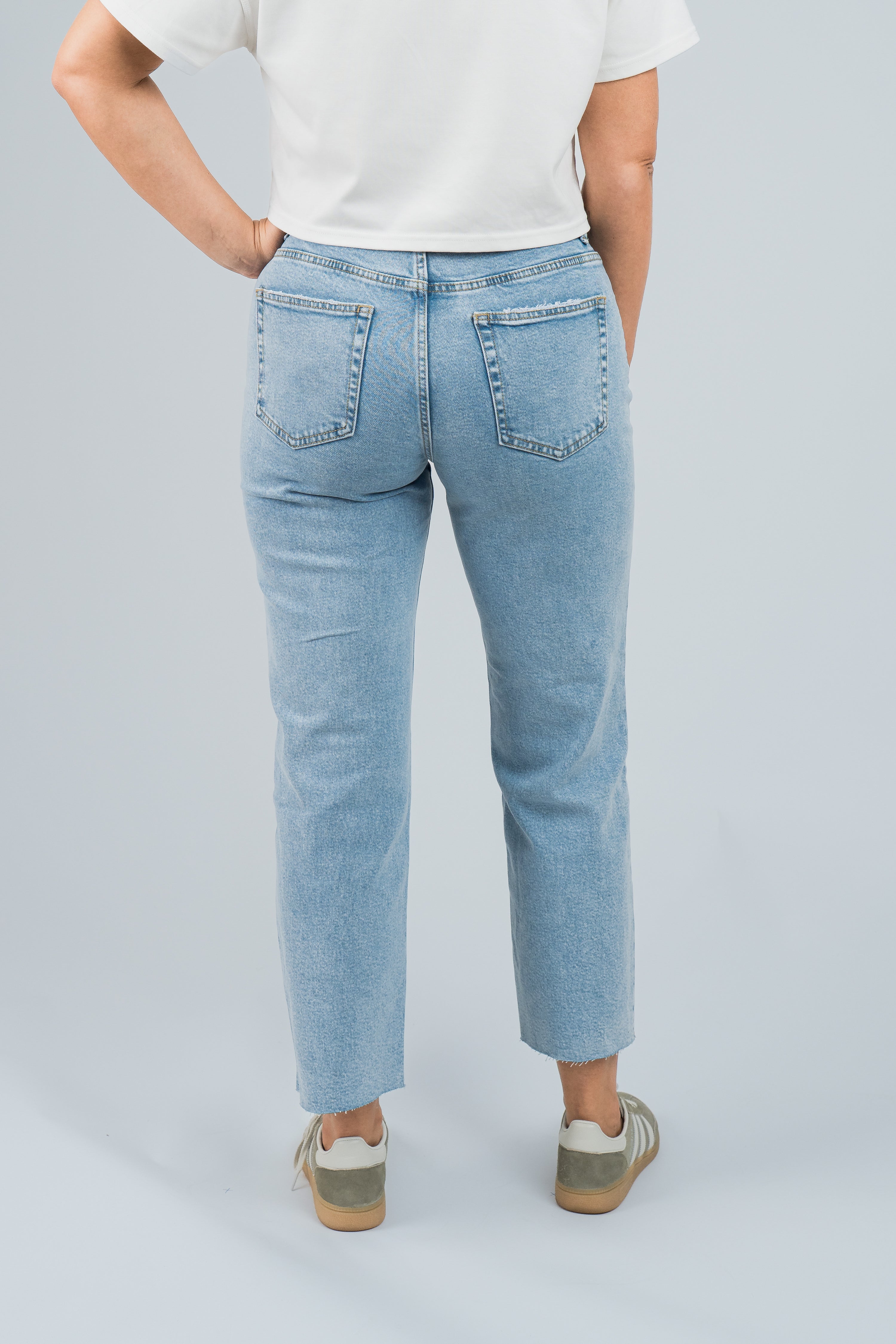 Jeans Mid Waisted Straight Fit Hellblau von hinten
