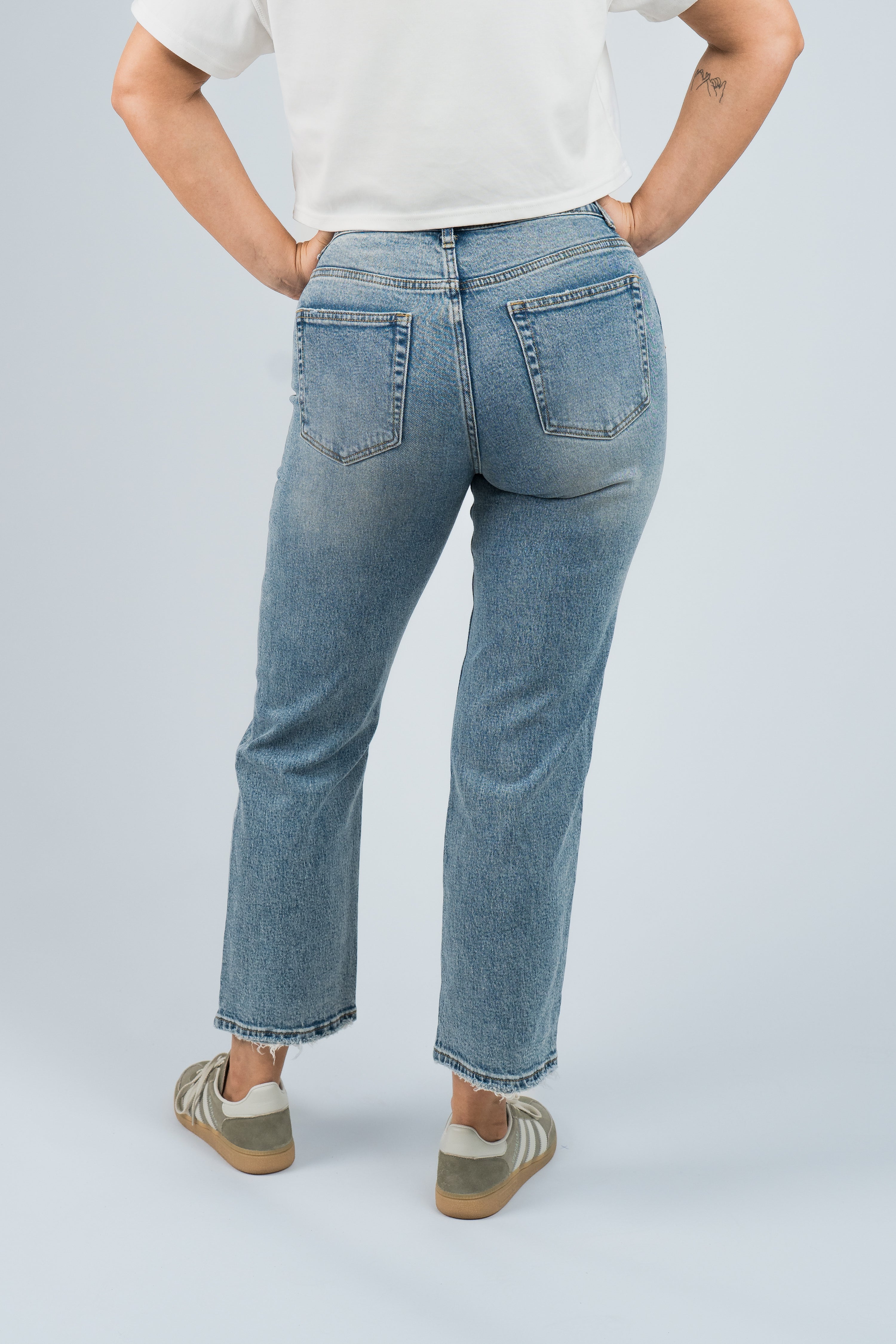 Jeans High Waisted Straight Fit mit leichten Rissen und Waschung Blau von hinten