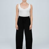Joggerpants High Waisted mit Gummizug Schwarz Ganzkörper vorne