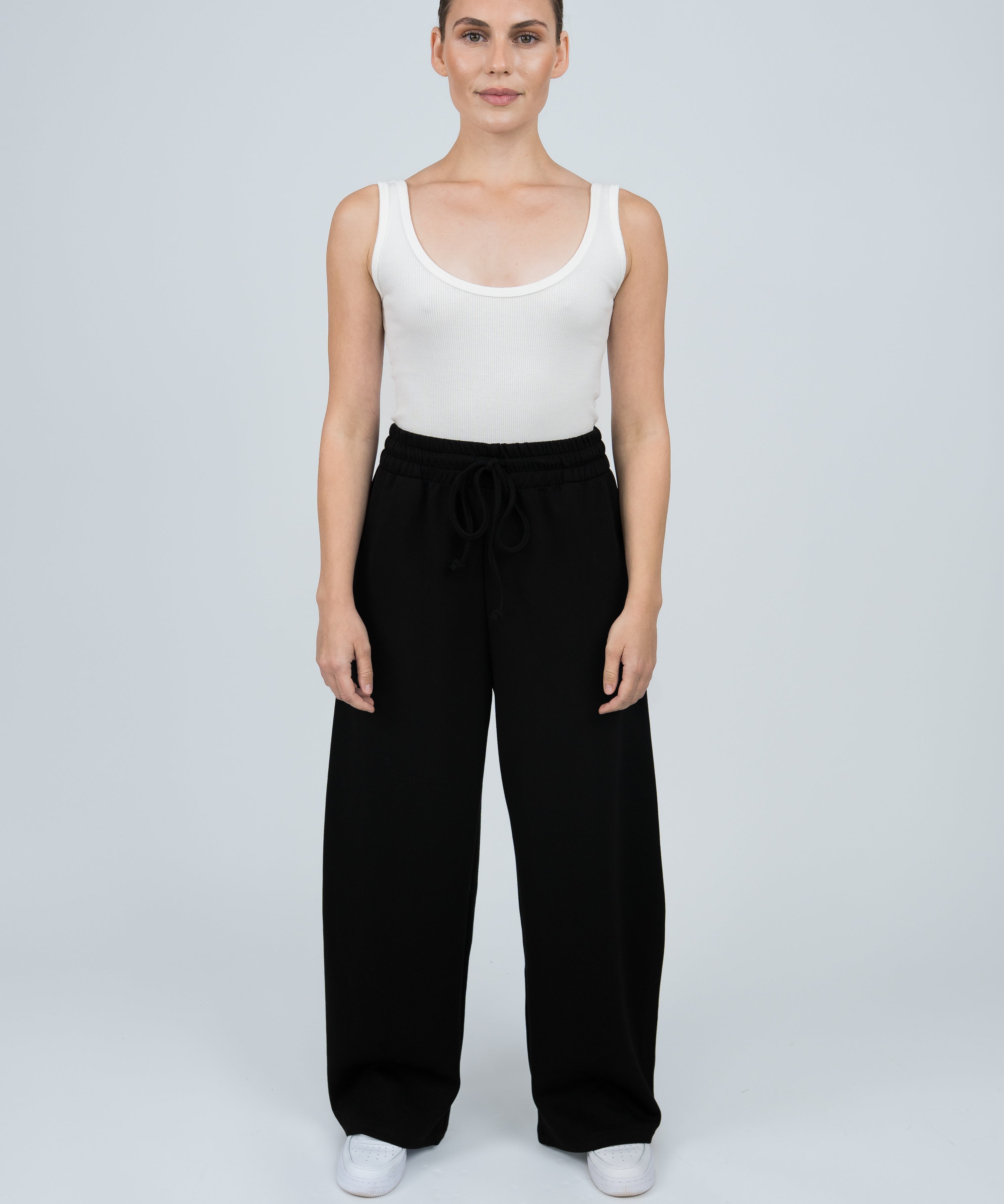 Joggerpants High Waisted mit Gummizug Schwarz Ganzkörper vorne