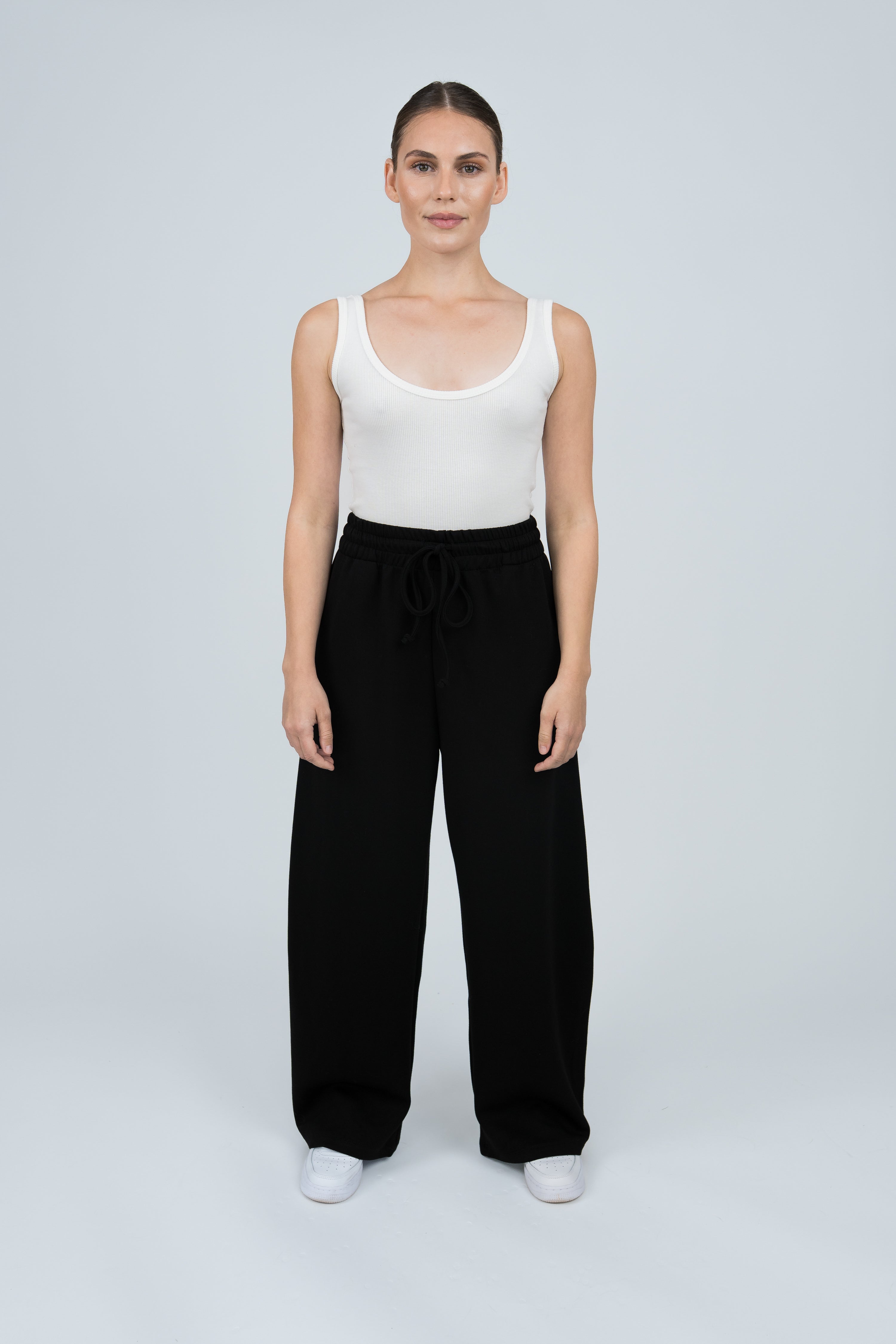 Joggerpants High Waisted mit Gummizug Schwarz Ganzkörper vorne