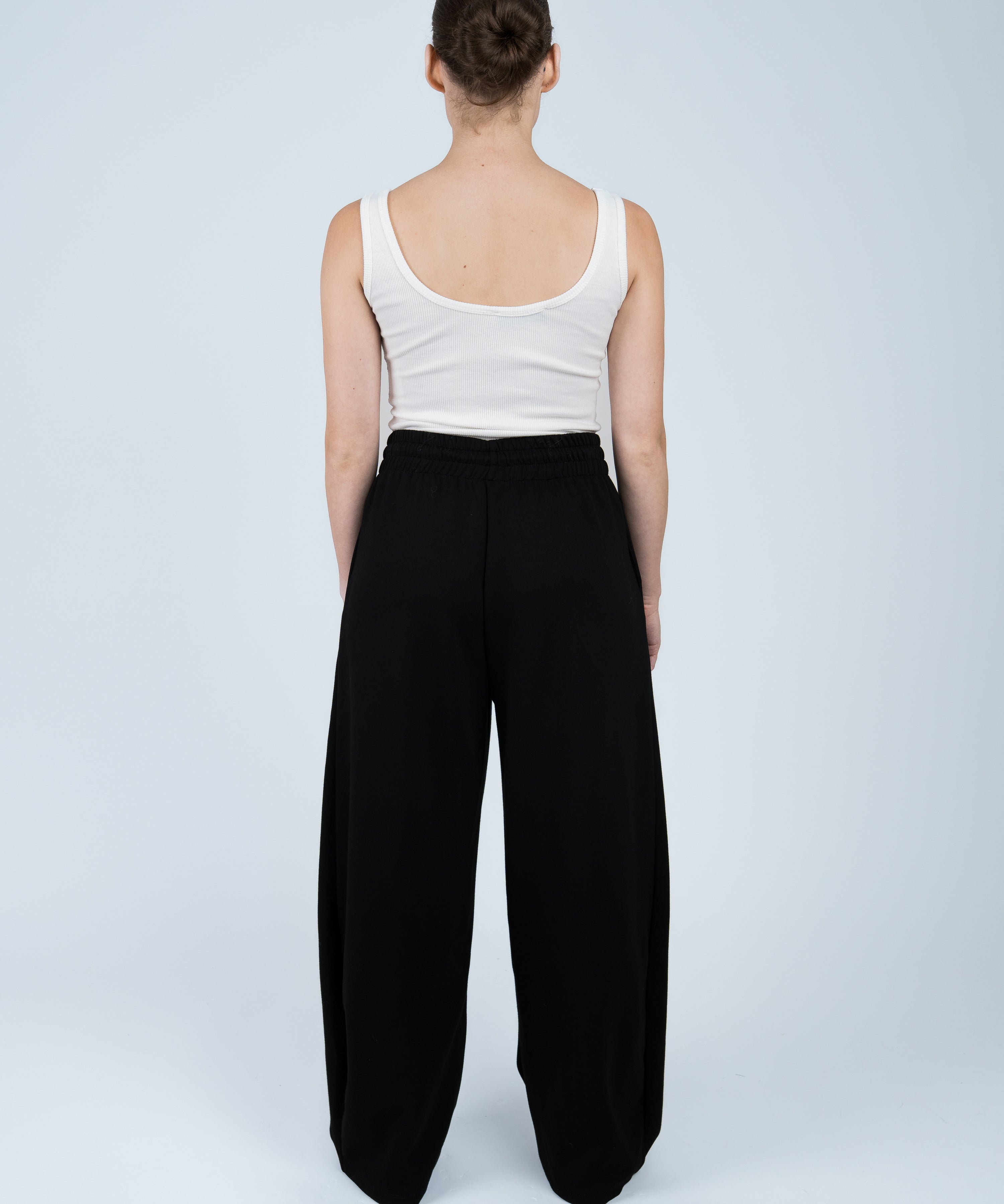 Joggerpants High Waisted mit Gummizug Schwarz Ganzkörper hinten