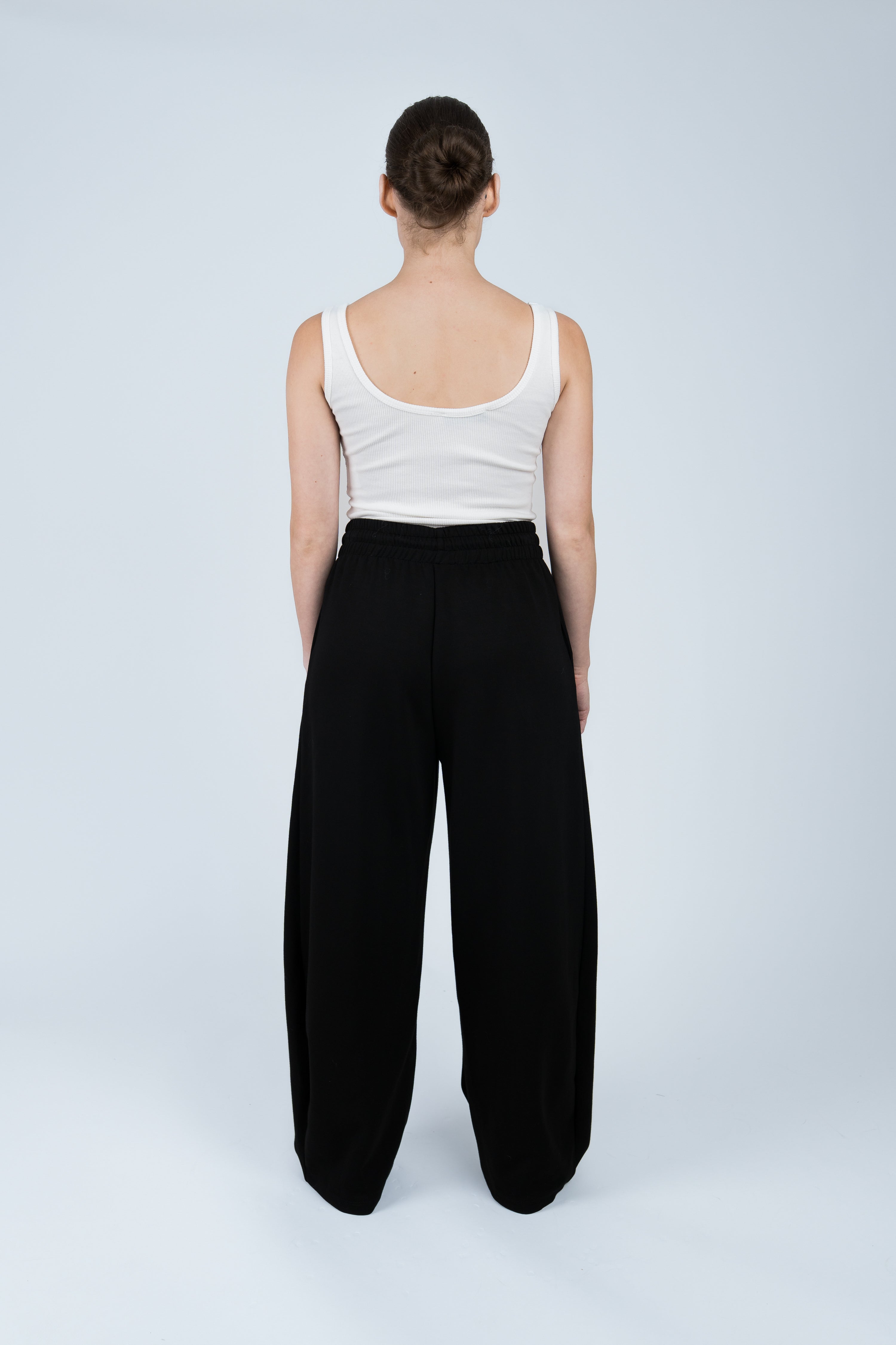 Joggerpants High Waisted mit Gummizug Schwarz Ganzkörper hinten