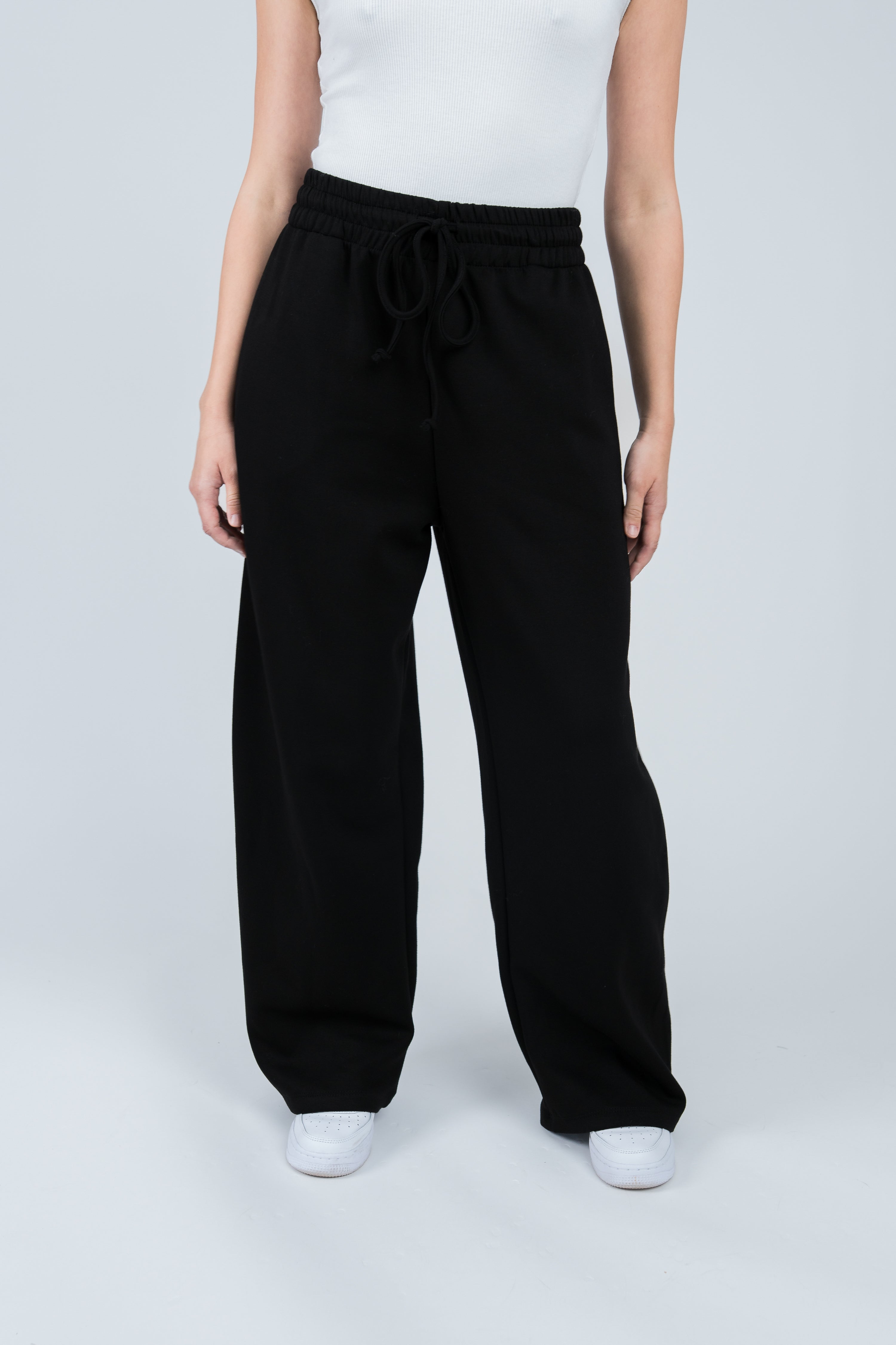 Joggerpants High Waisted mit Gummizug Schwarz von vorne