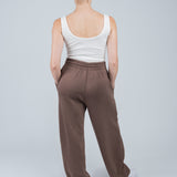 Joggerpants High Waisted mit Gummizug Mauve Ganzkörper von hinten