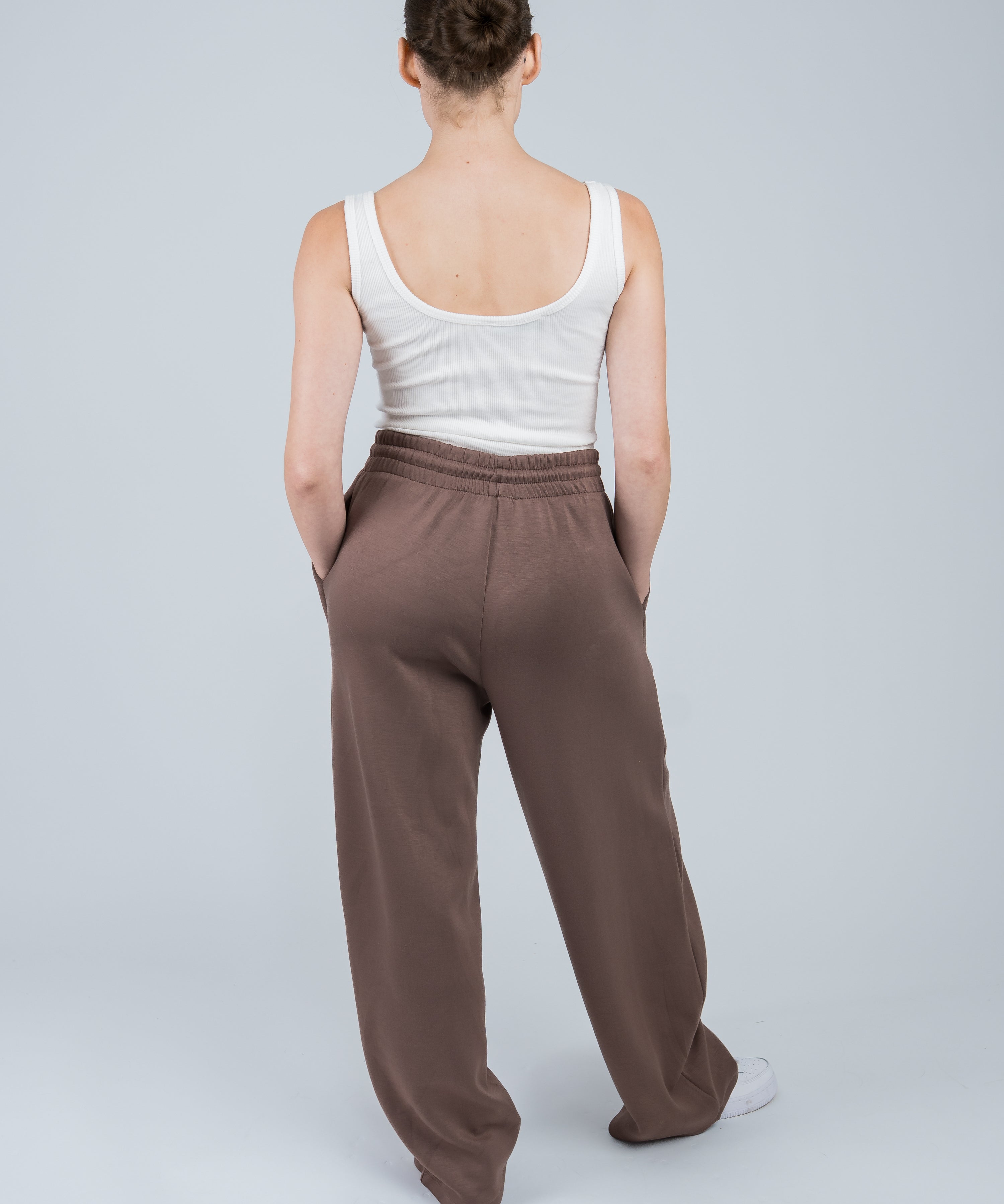 Joggerpants High Waisted mit Gummizug Mauve Ganzkörper von hinten
