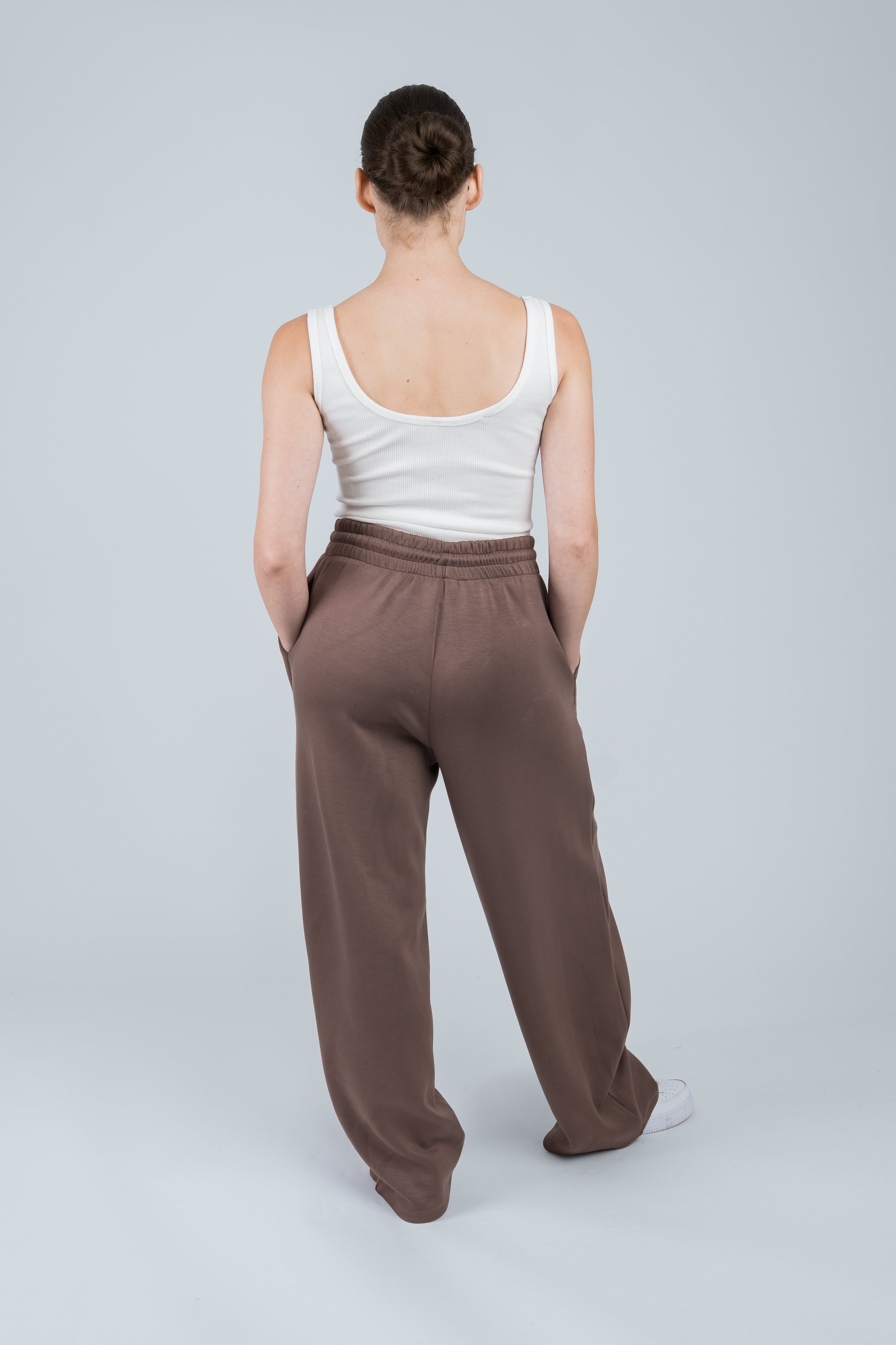 Joggerpants High Waisted mit Gummizug Mauve Ganzkörper von hinten