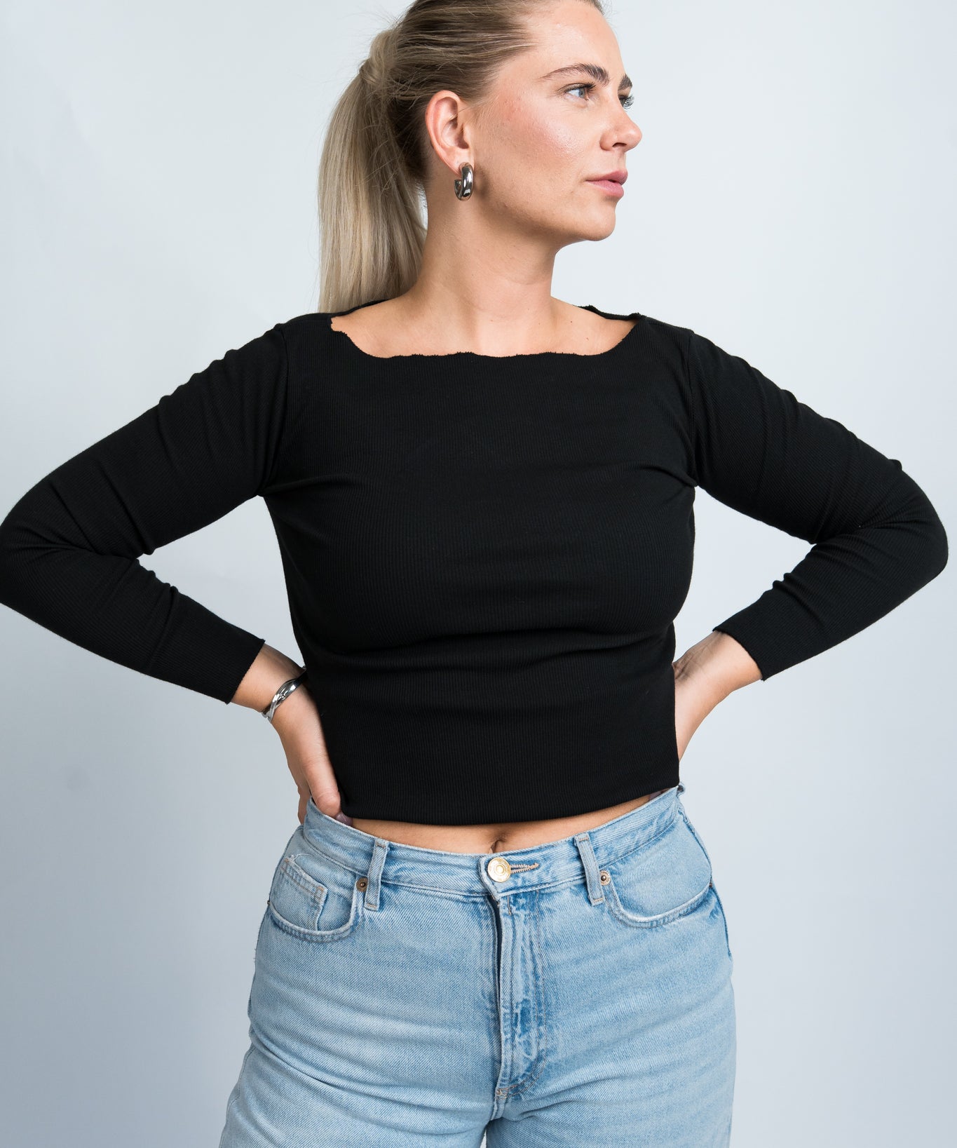Langarmshirt mit Wellenkante Schwarz von vorne 