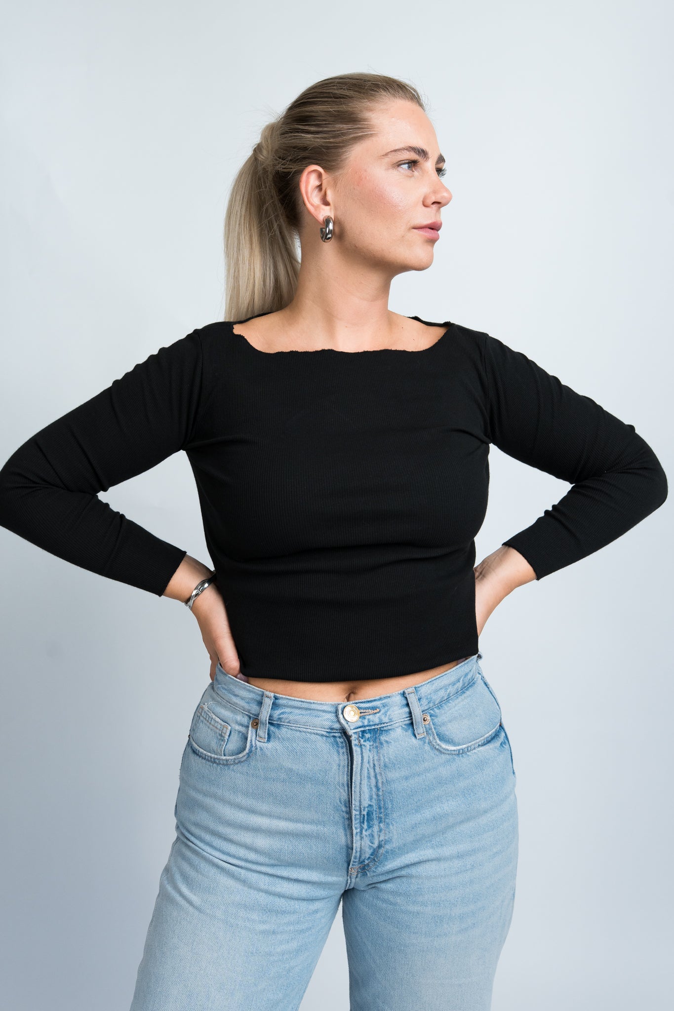 Langarmshirt mit Wellenkante Schwarz von vorne 