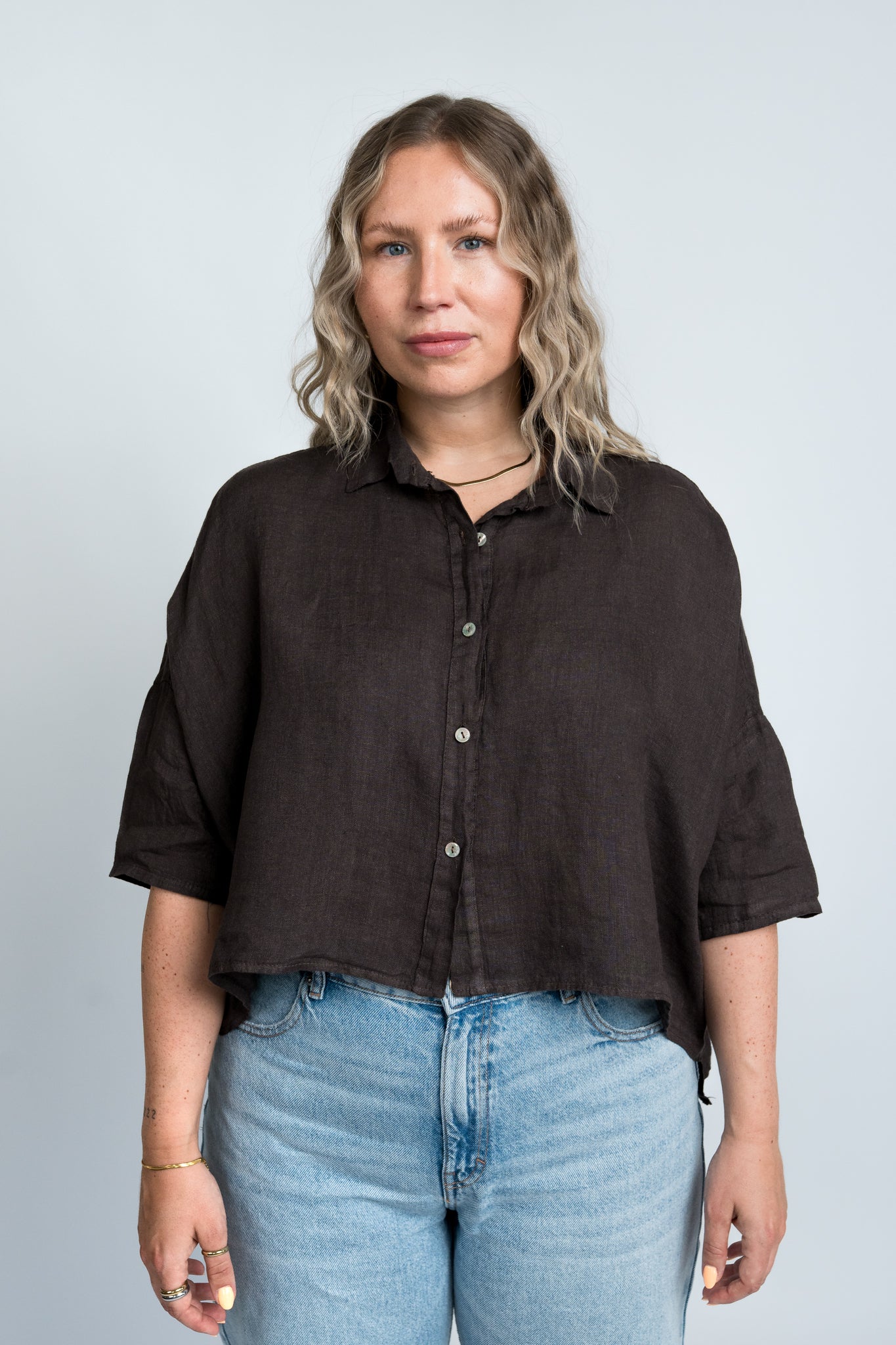 Leinenbluse Dunkelbraun Damen mit Kragen von vorne