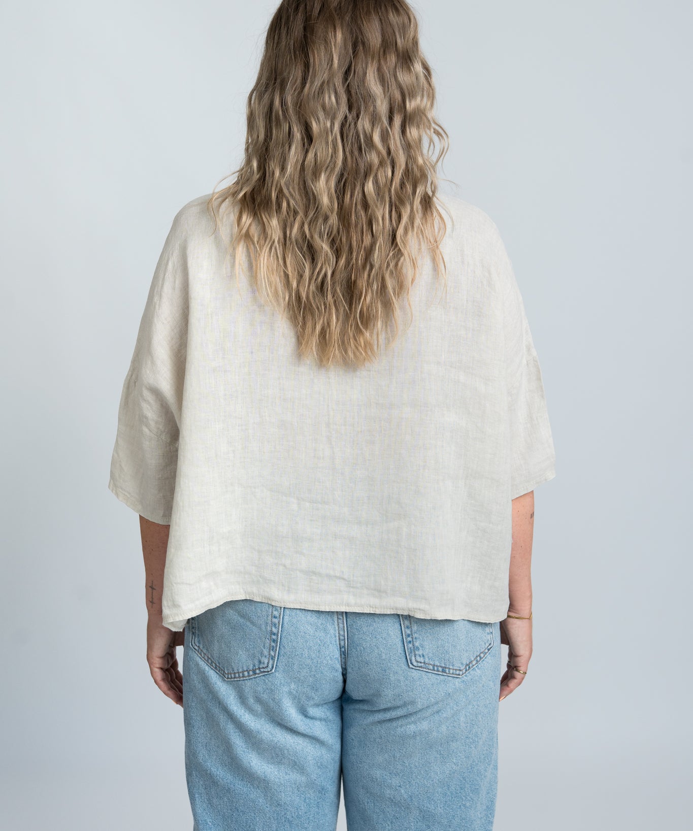 Leinenbluse Beige Damen mit Kragen von hinten