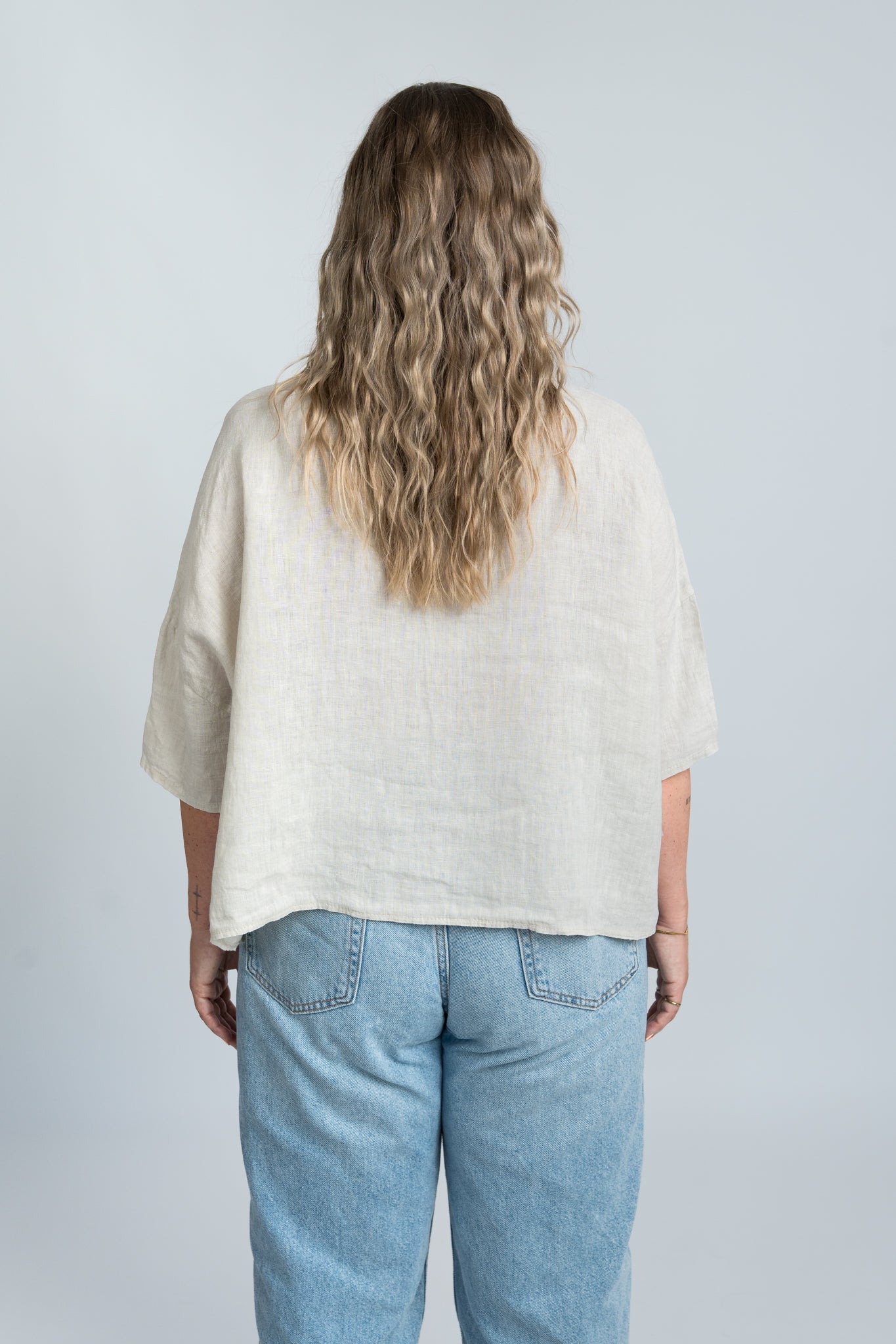 Leinenbluse Beige Damen mit Kragen von hinten