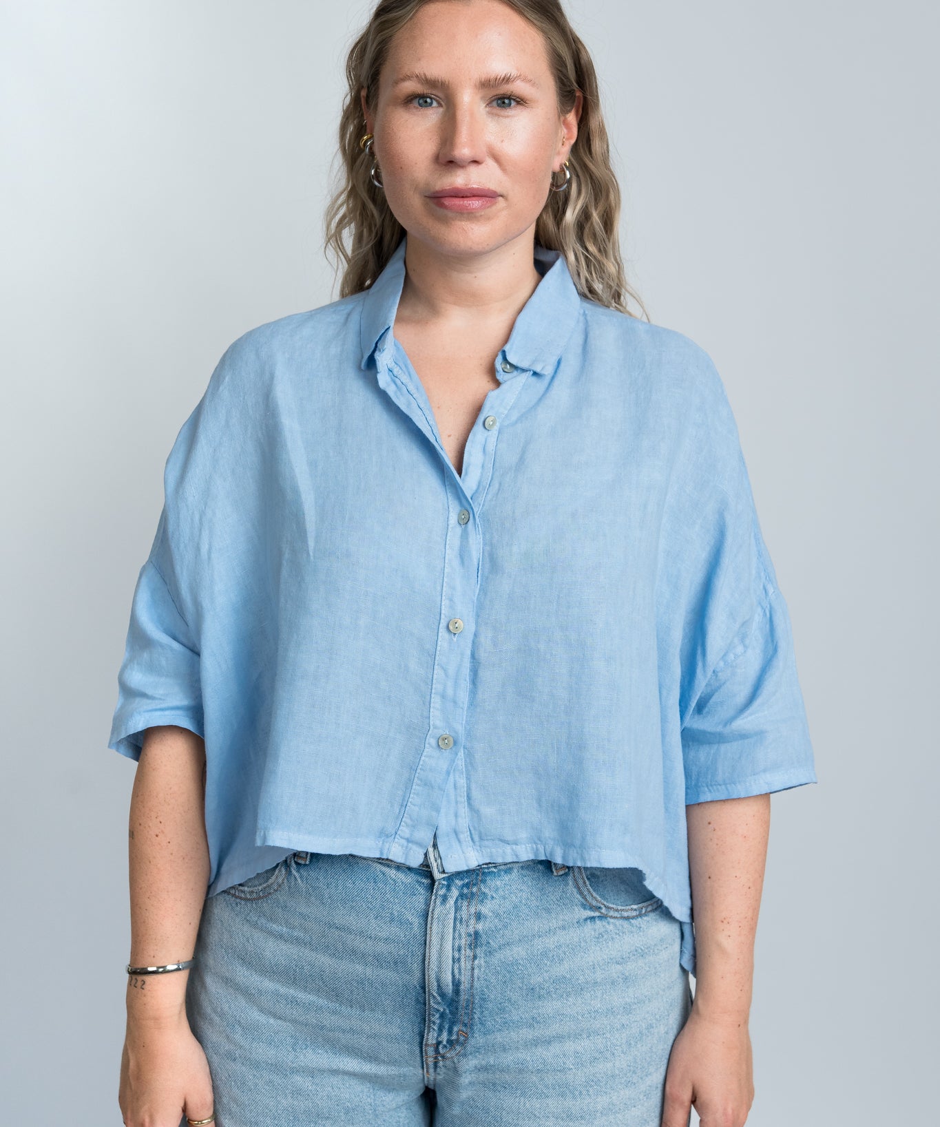 Leinenbluse Hellblau Damen mit Kragen von vorne