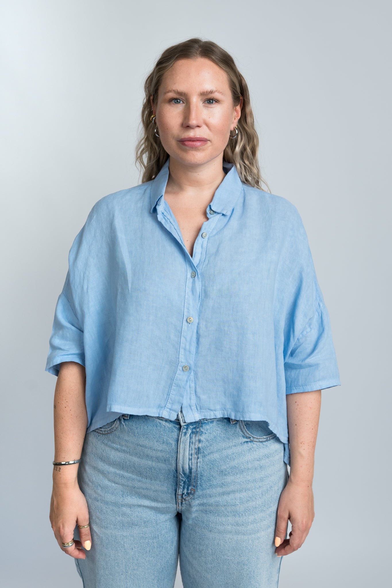 Leinenbluse Hellblau Damen mit Kragen von vorne
