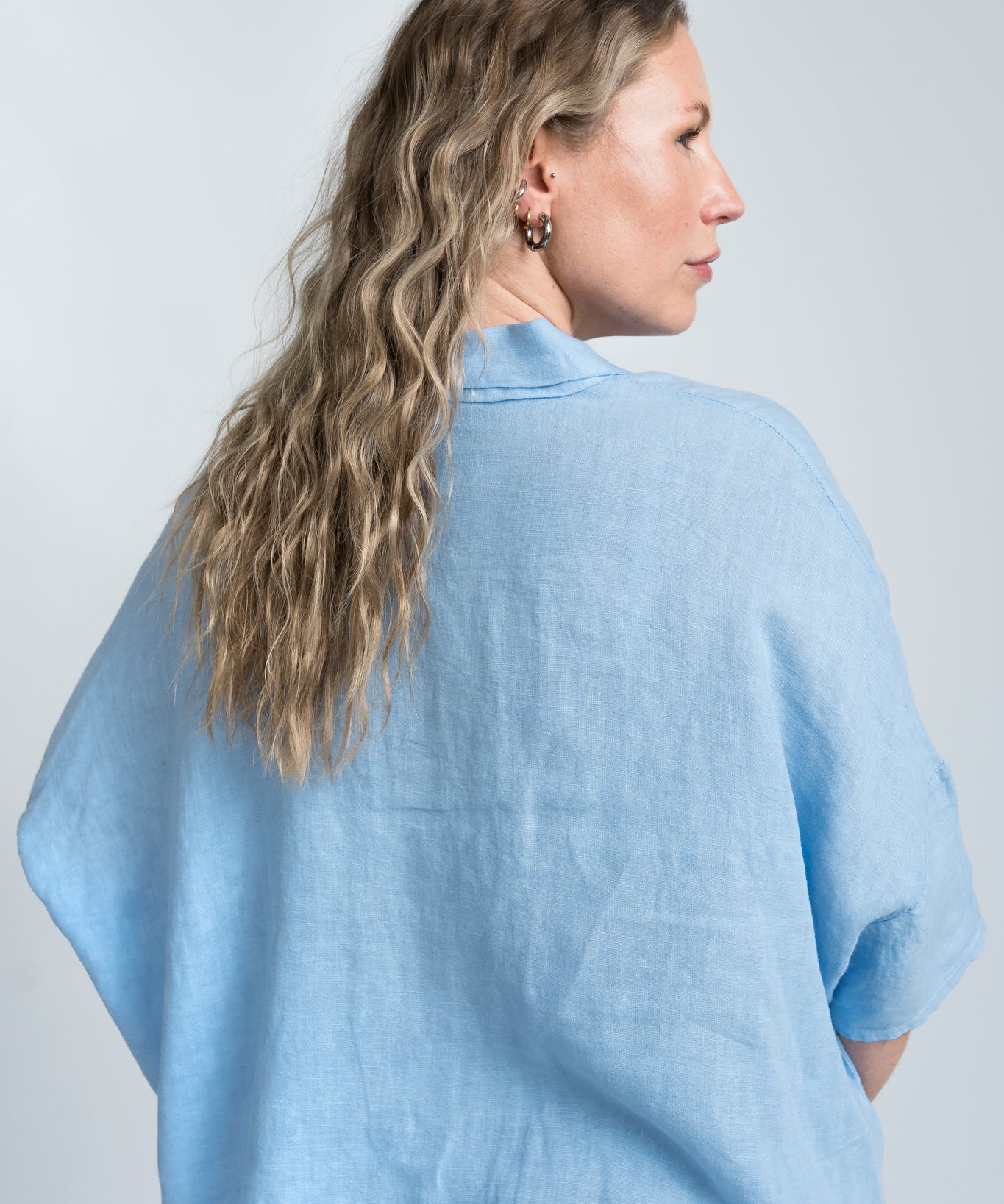 Leinenbluse Hellblau Damen mit Kragen von hinten