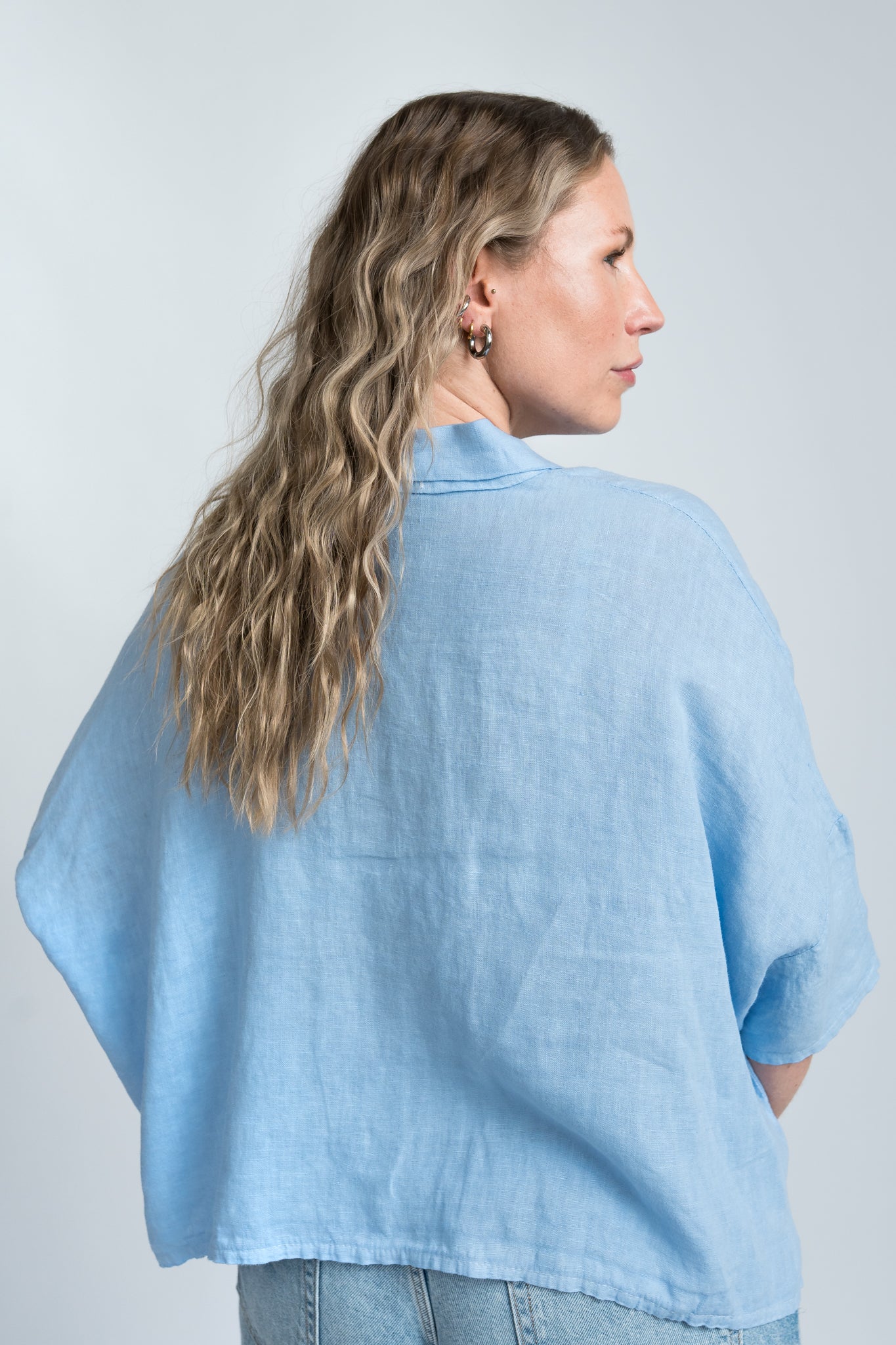Leinenbluse Hellblau Damen mit Kragen von hinten