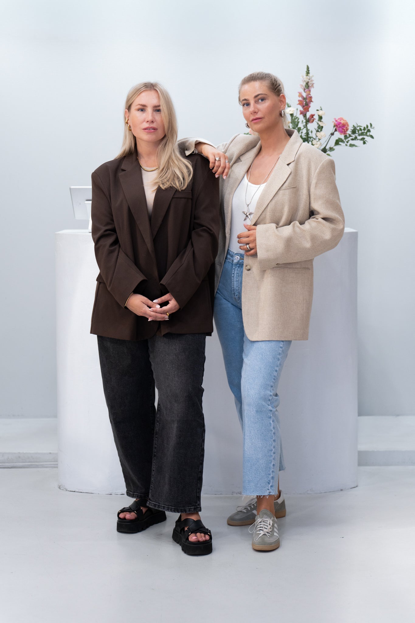 Blondes Innenraum mit Geschäftsführung Ganzkörper