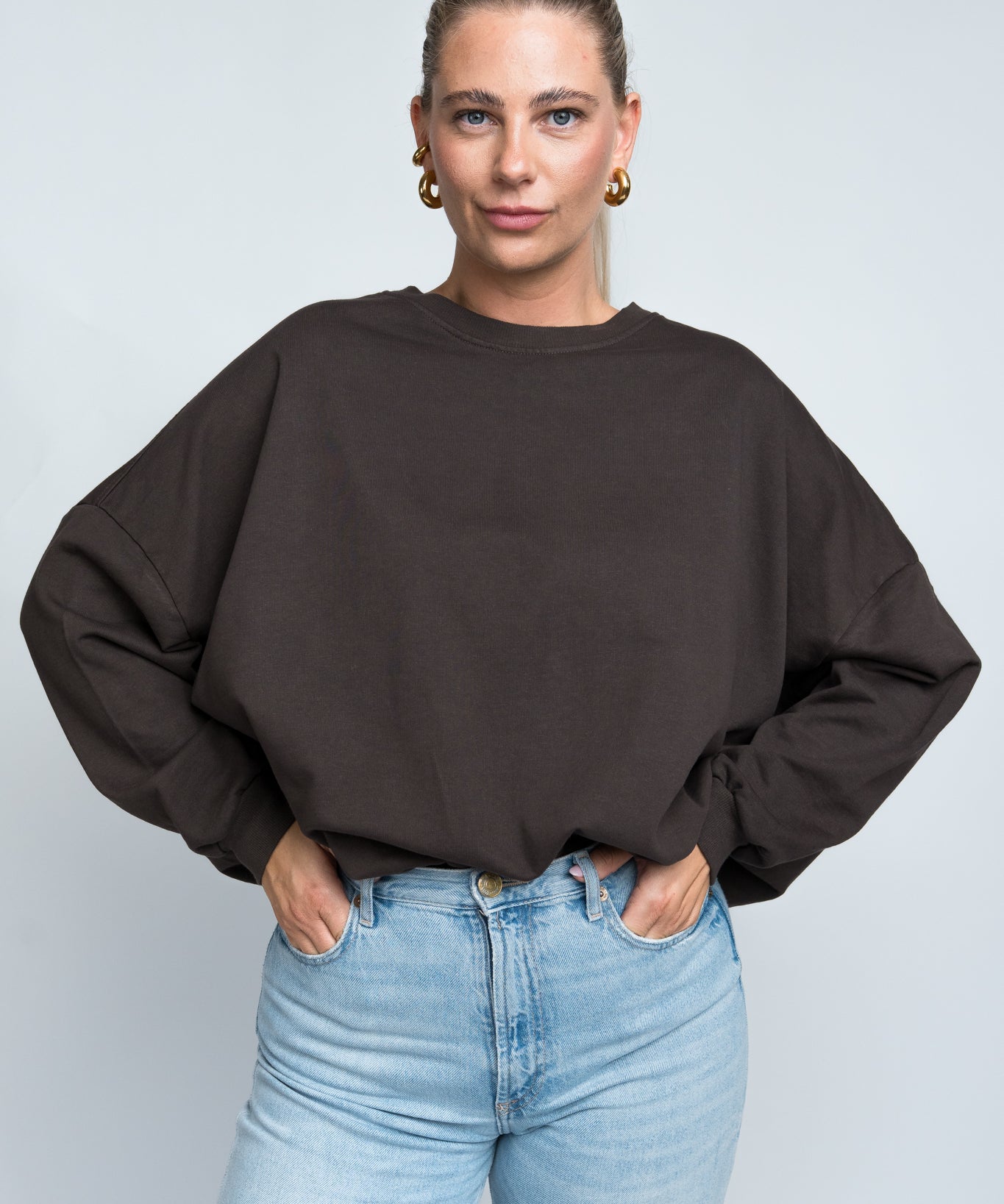 Sweater Oversized mit Bund Dunkelbraun von vorne