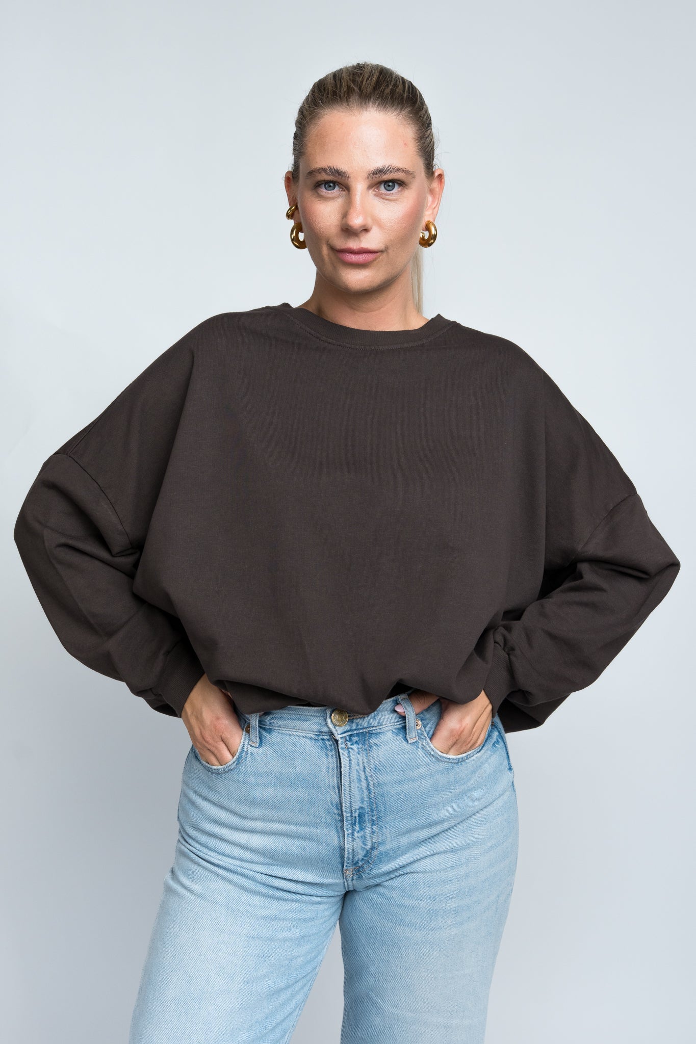 Sweater Oversized mit Bund Dunkelbraun von vorne