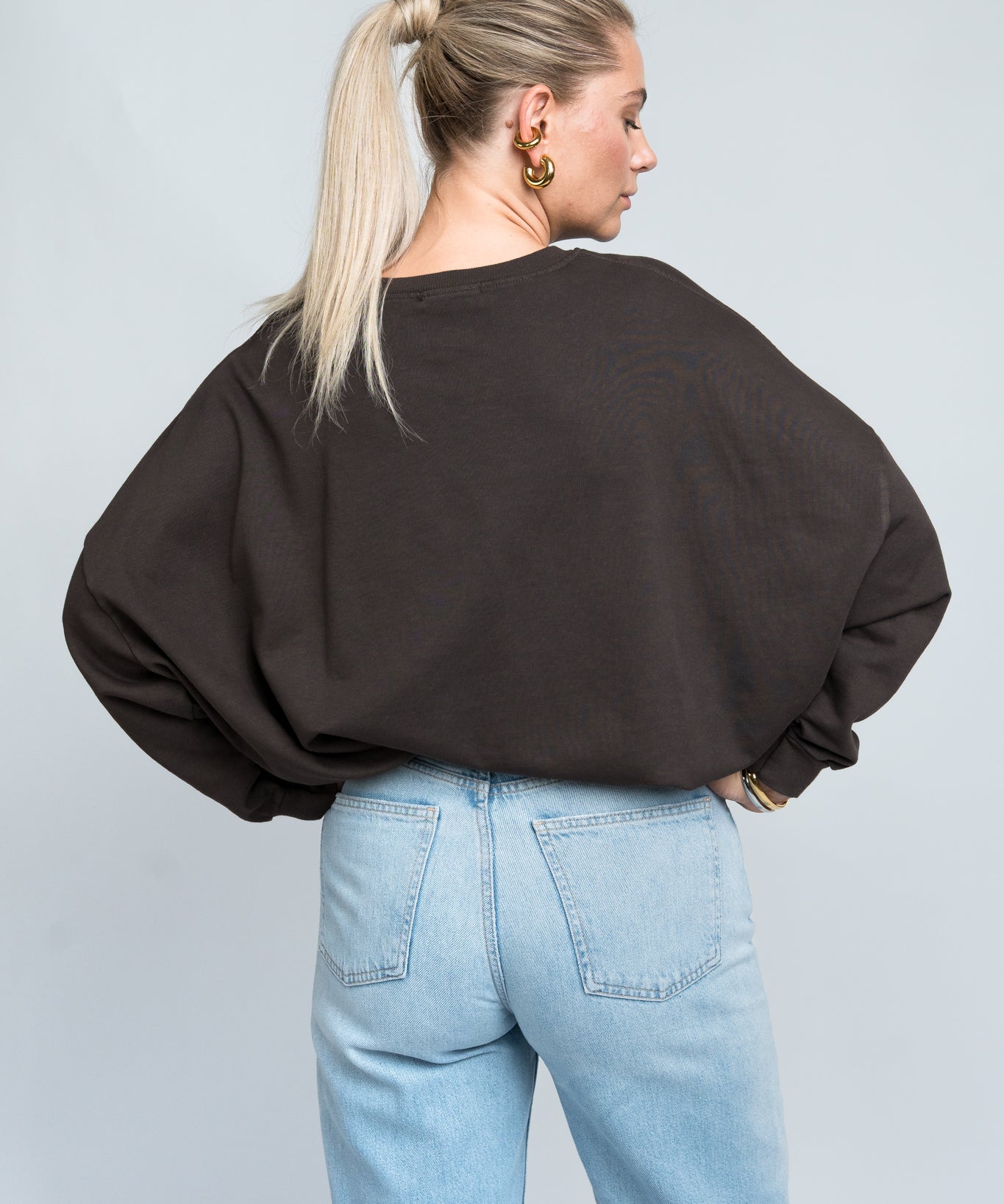 Sweater Oversized mit Bund Dunkelbraun von hinten