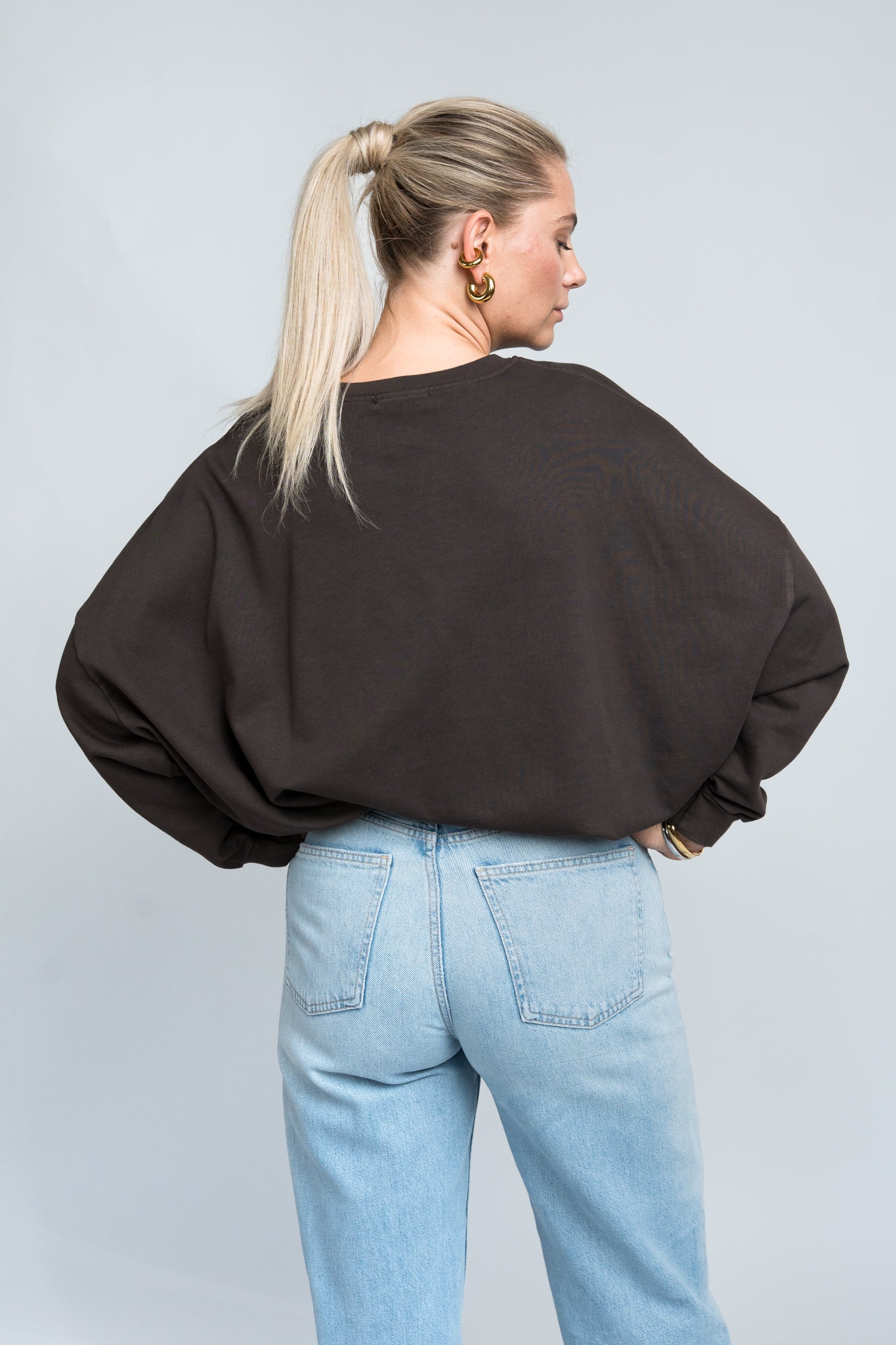 Sweater Oversized mit Bund Dunkelbraun von hinten