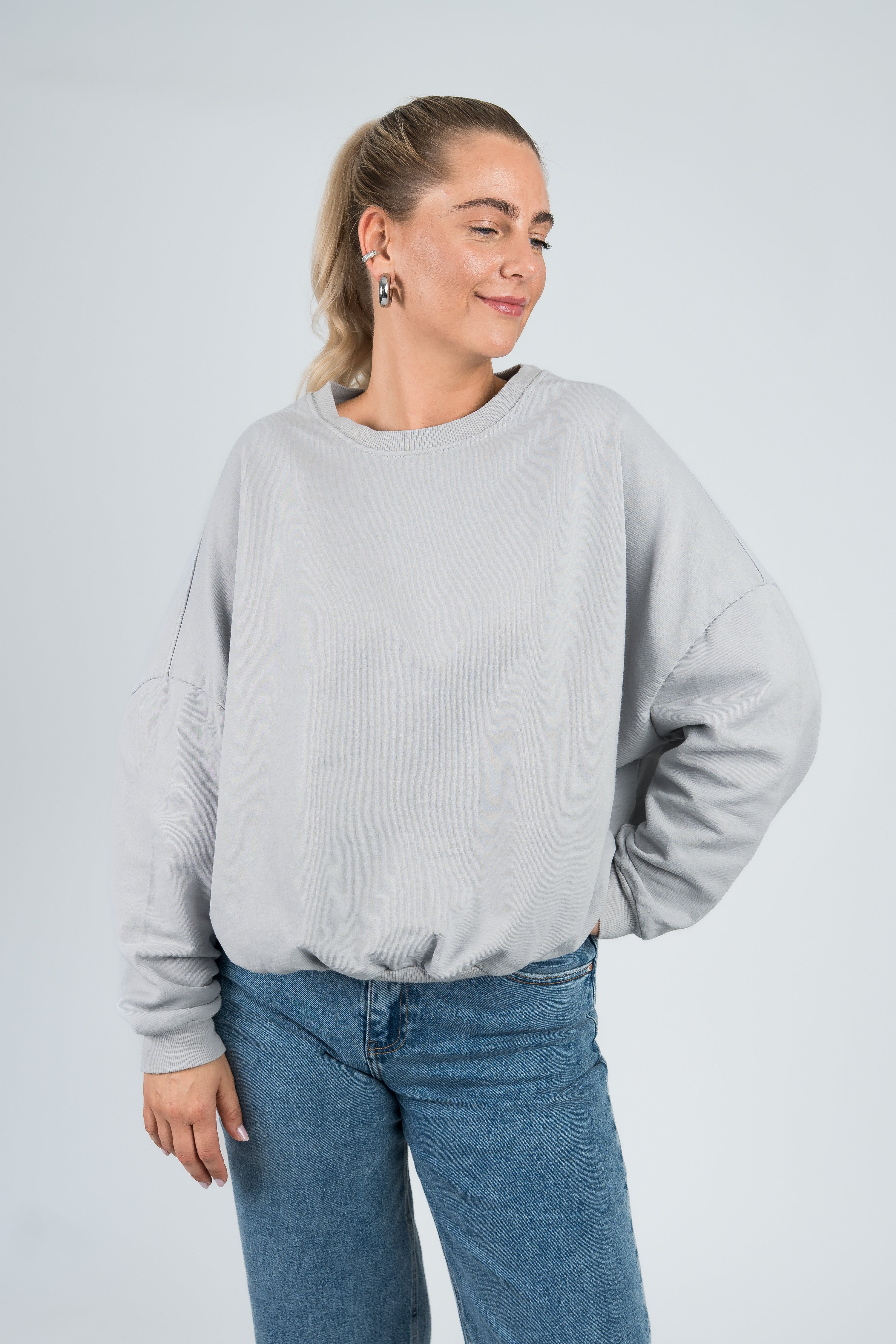 Sweater Oversized mit Bund Hellgrau von vorne