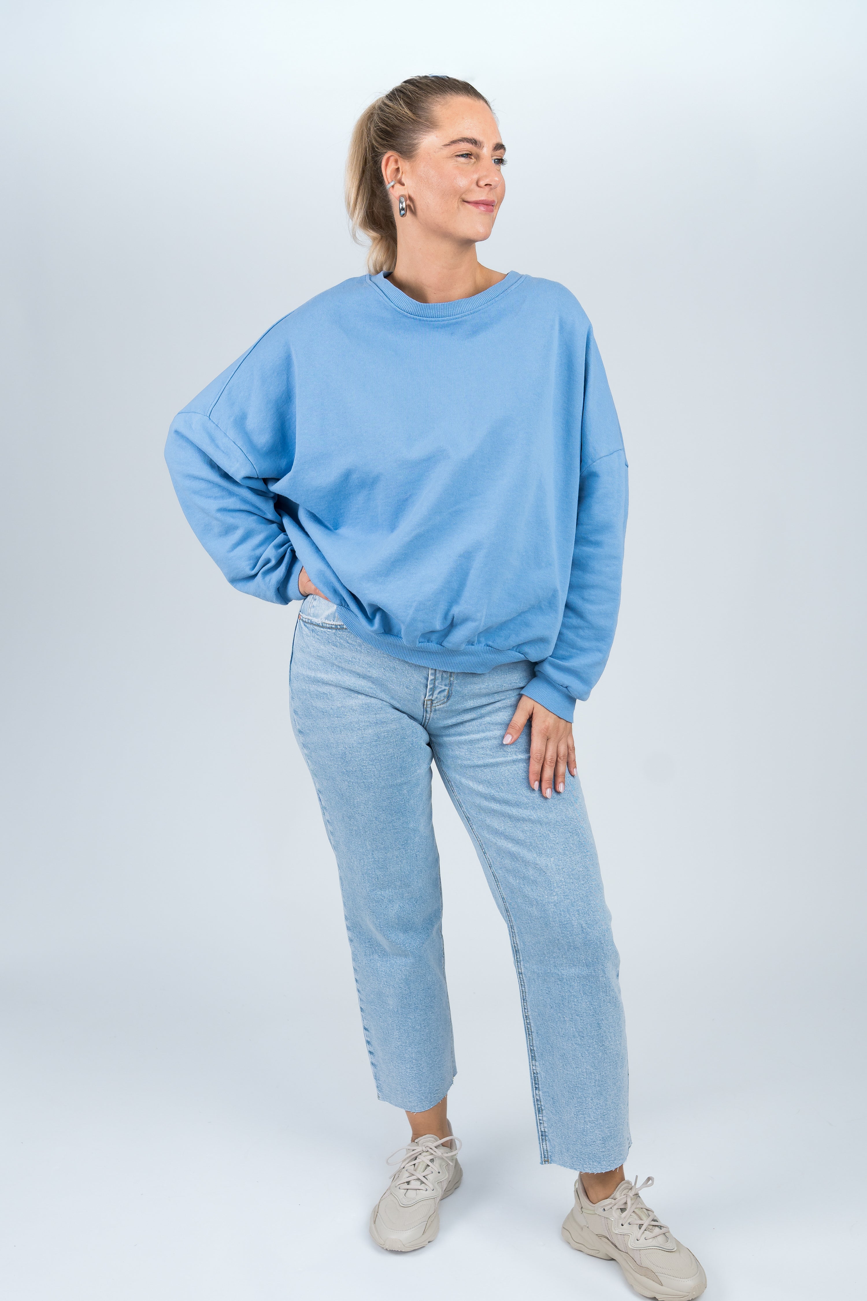 Sweater Oversized mit Bund kräftiges Blau Ganzkörper