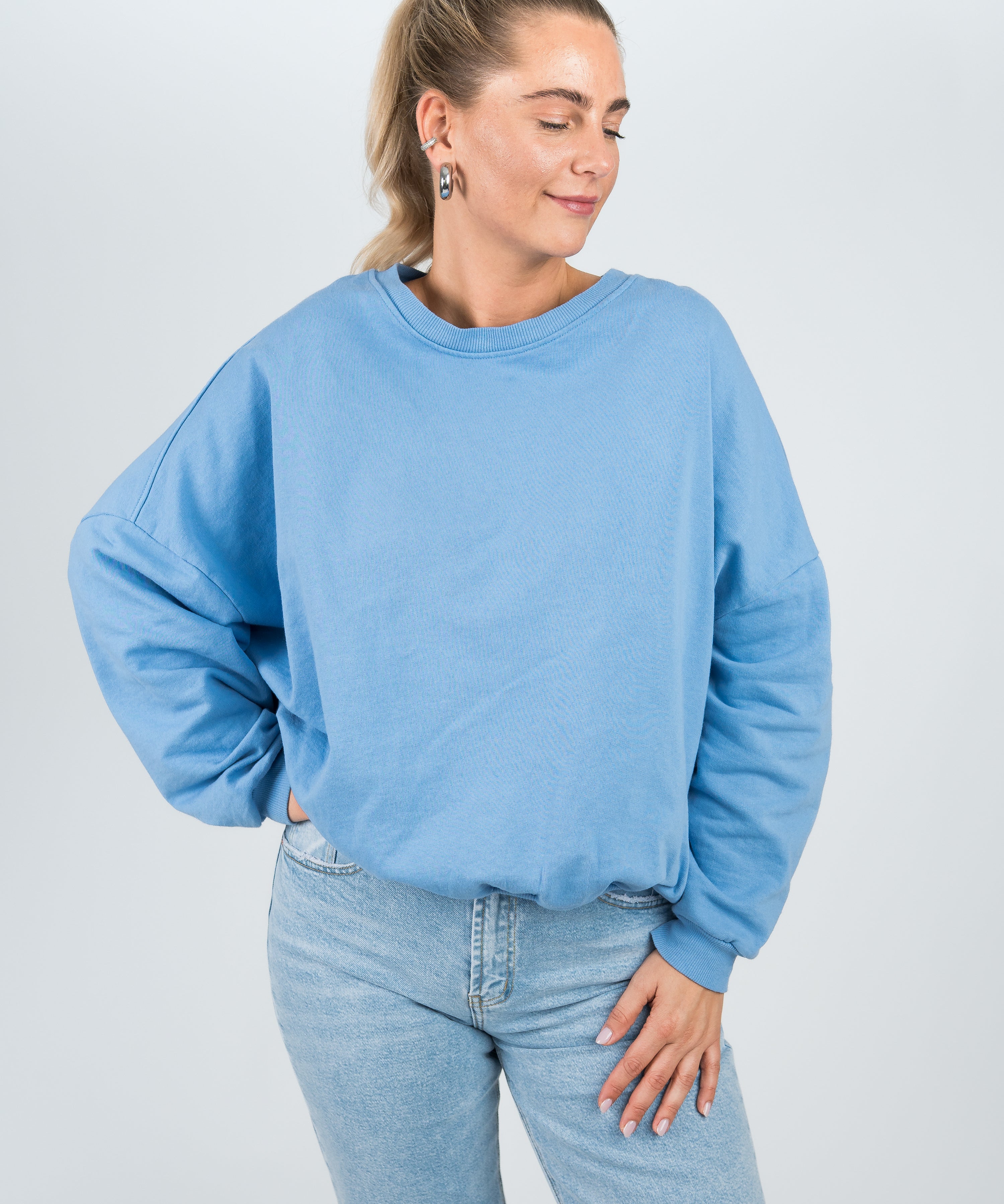Sweater Oversized mit Bund kräftiges Blau von vorne 