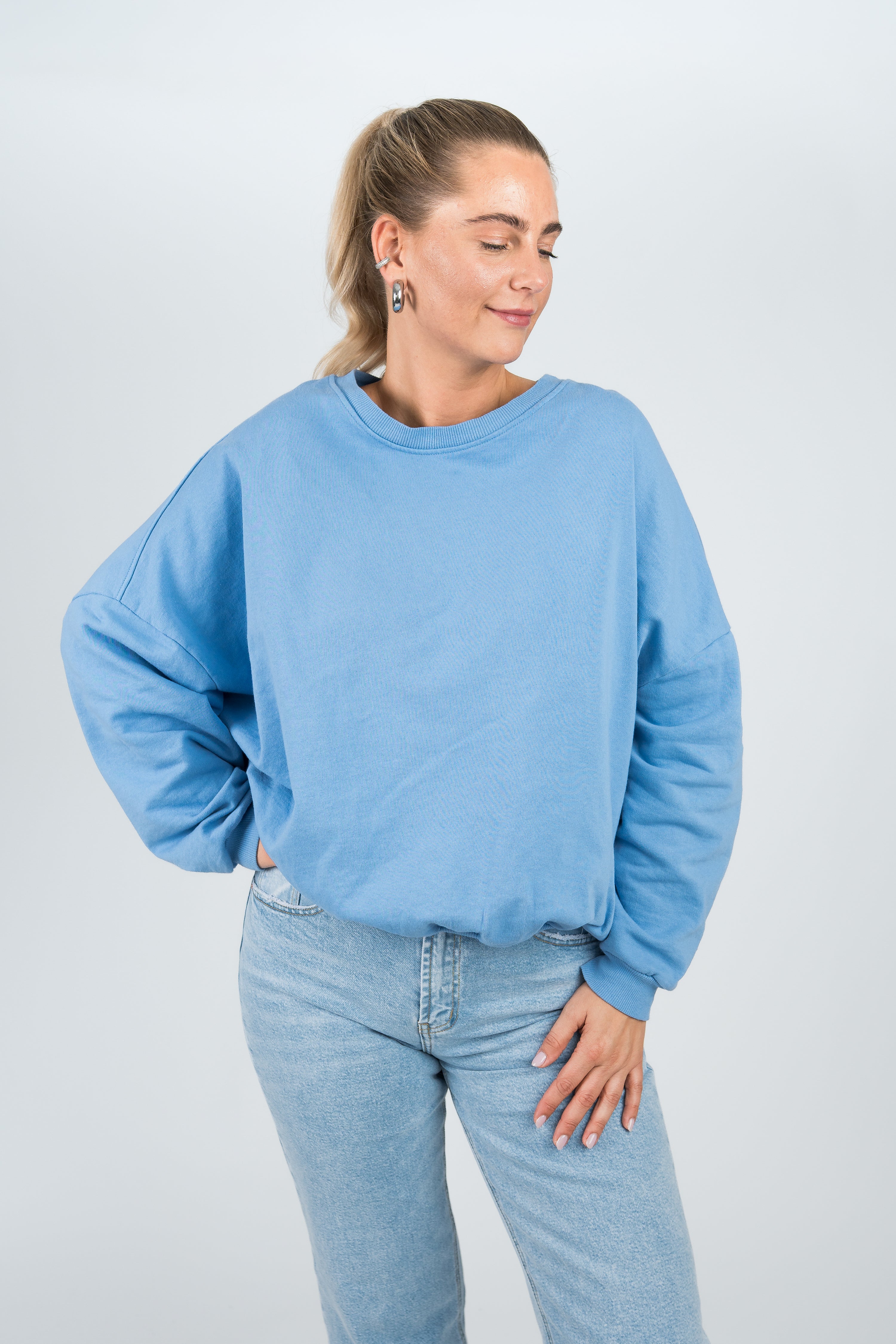 Sweater Oversized mit Bund kräftiges Blau von vorne 