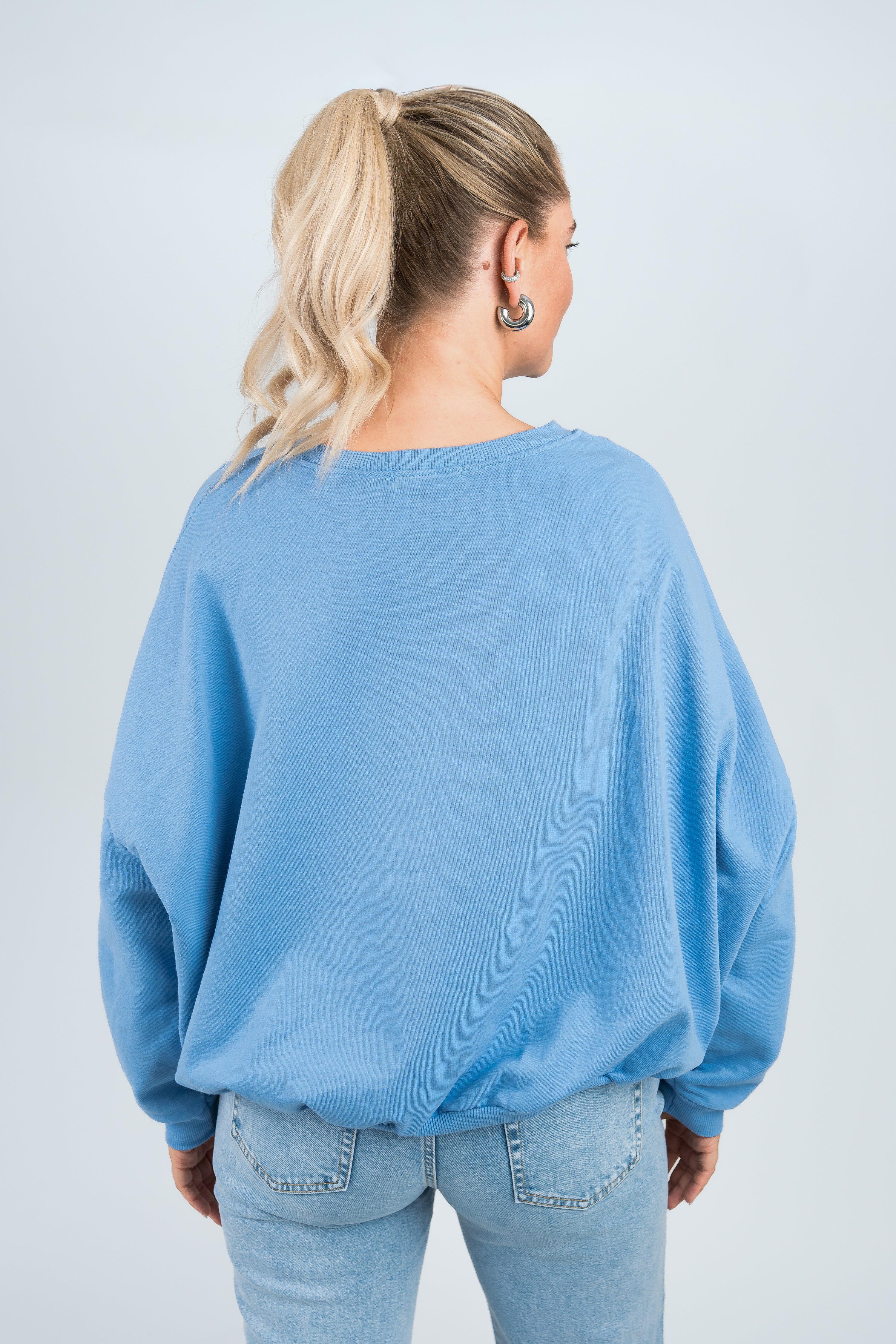 Sweater Oversized mit Bund kräftiges Blau von hinten