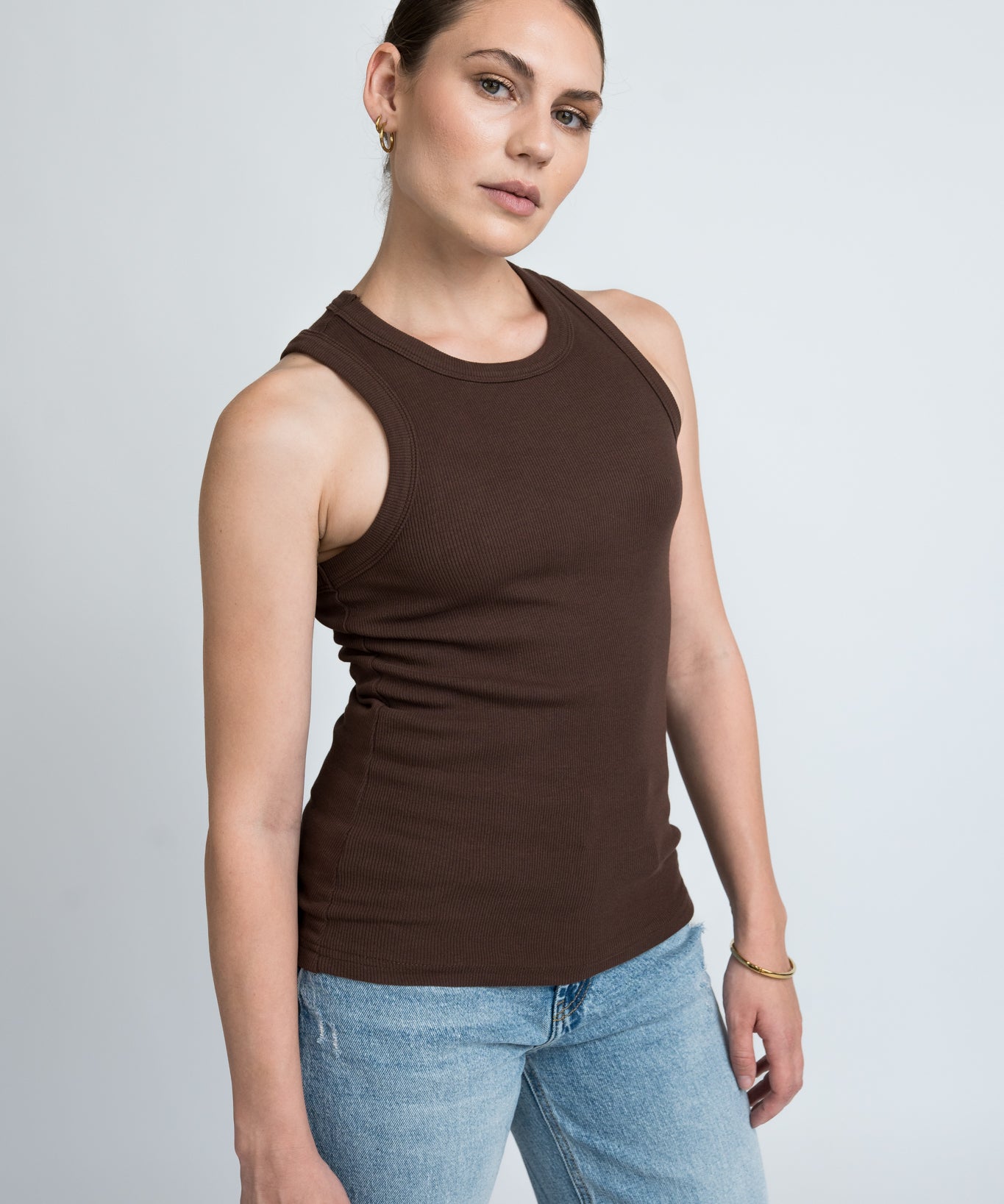 Tanktop Damen Cutouts in Dunkelbraun mit Rundhals von vorne