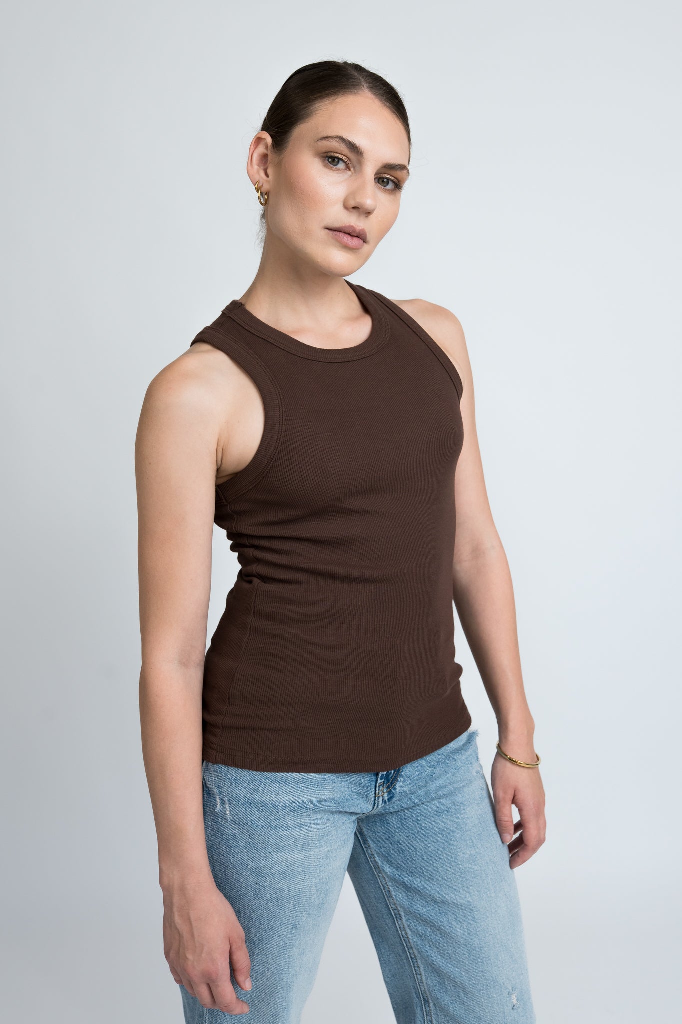 Tanktop Damen Cutouts in Dunkelbraun mit Rundhals von vorne