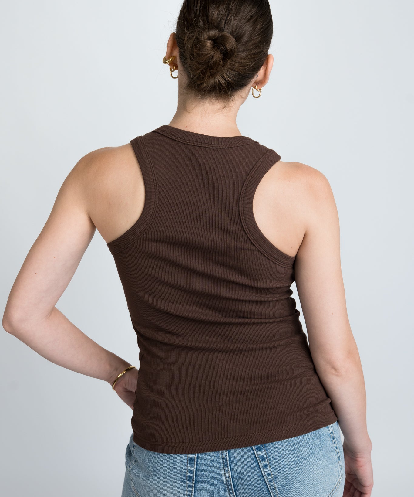 Tanktop Damen Cutouts in Dunkelbraun mit Rundhals von hinten