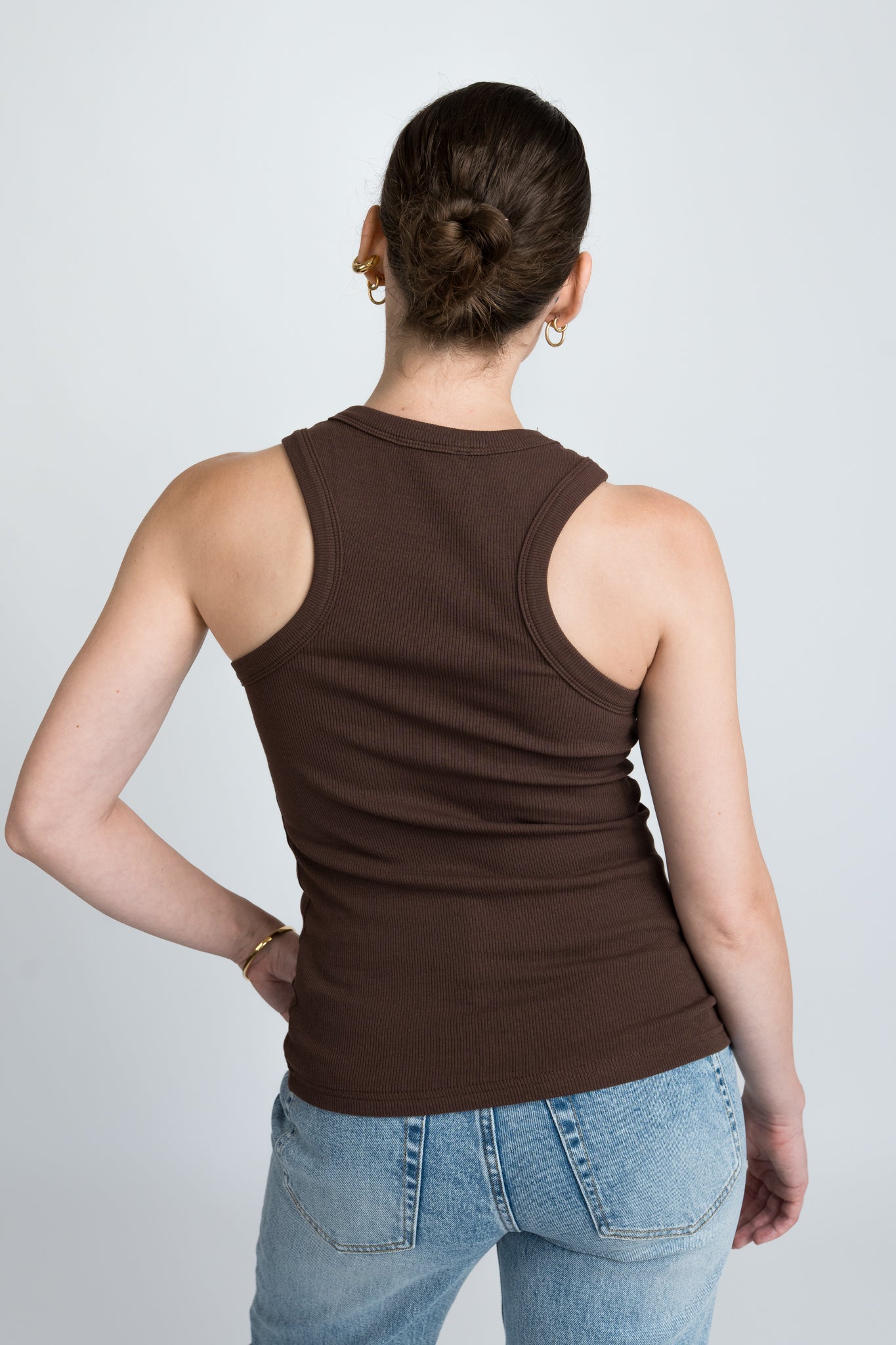 Tanktop Damen Cutouts in Dunkelbraun mit Rundhals von hinten