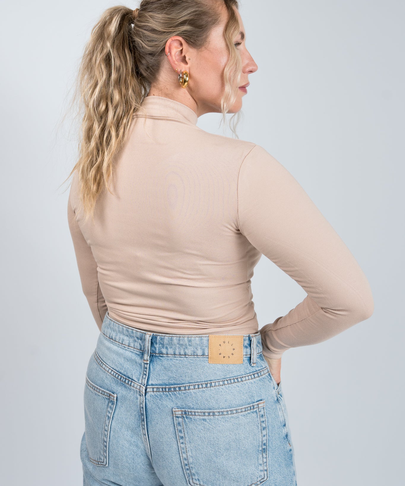 Stehkragen Langarmshirt Beige von hinten