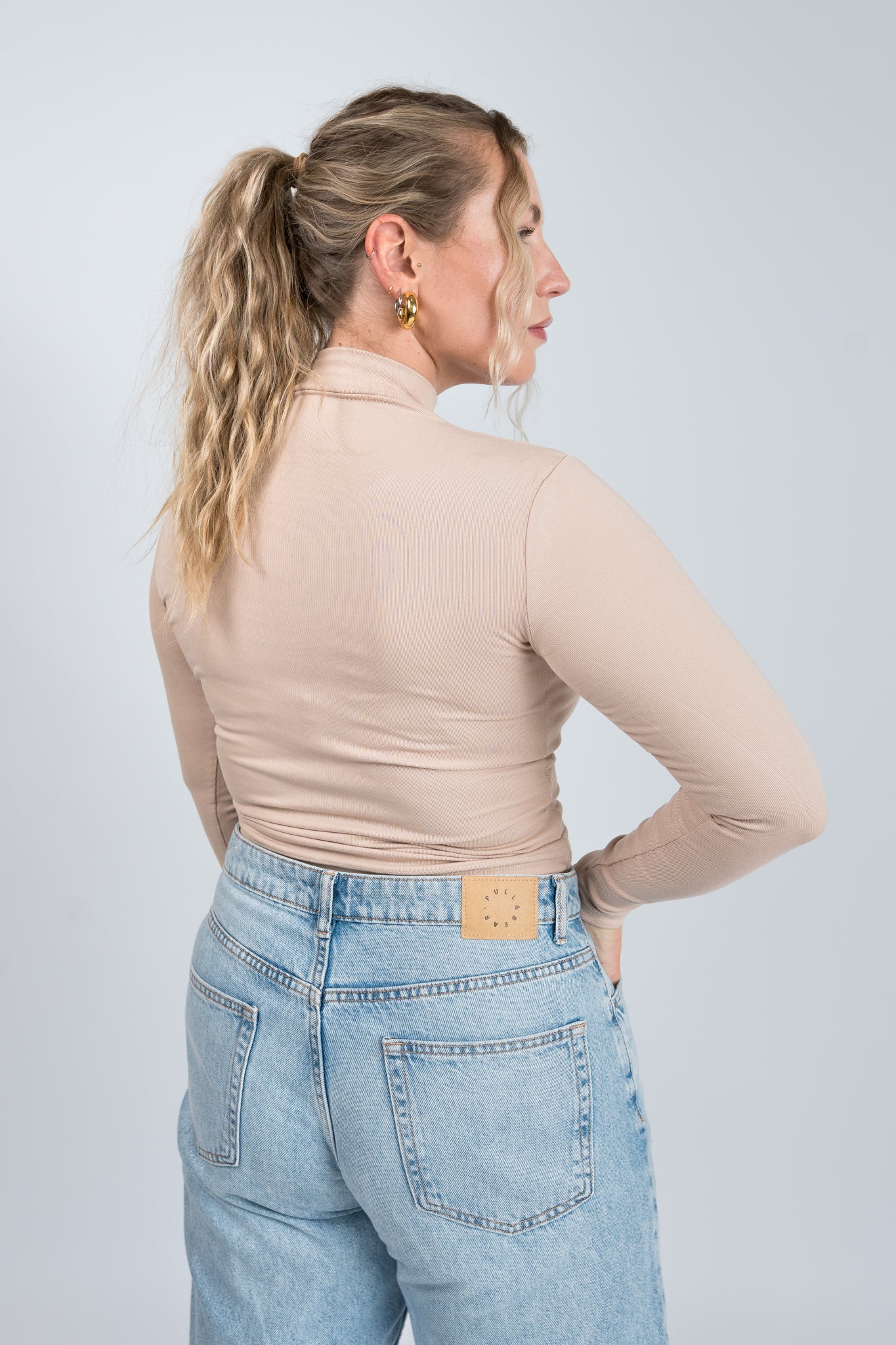 Stehkragen Langarmshirt Beige von hinten