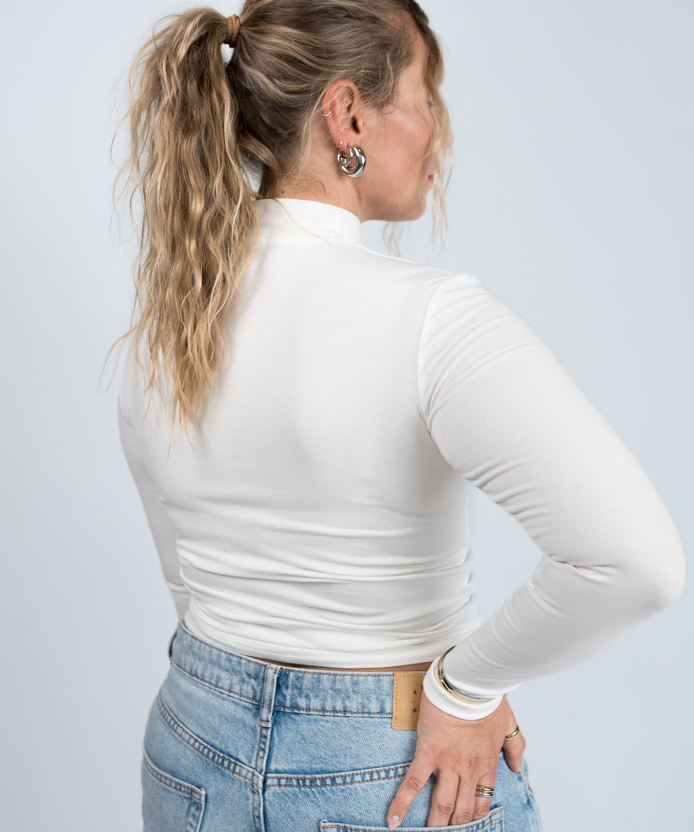 Stehkragen Langarmshirt Weiß von hinten