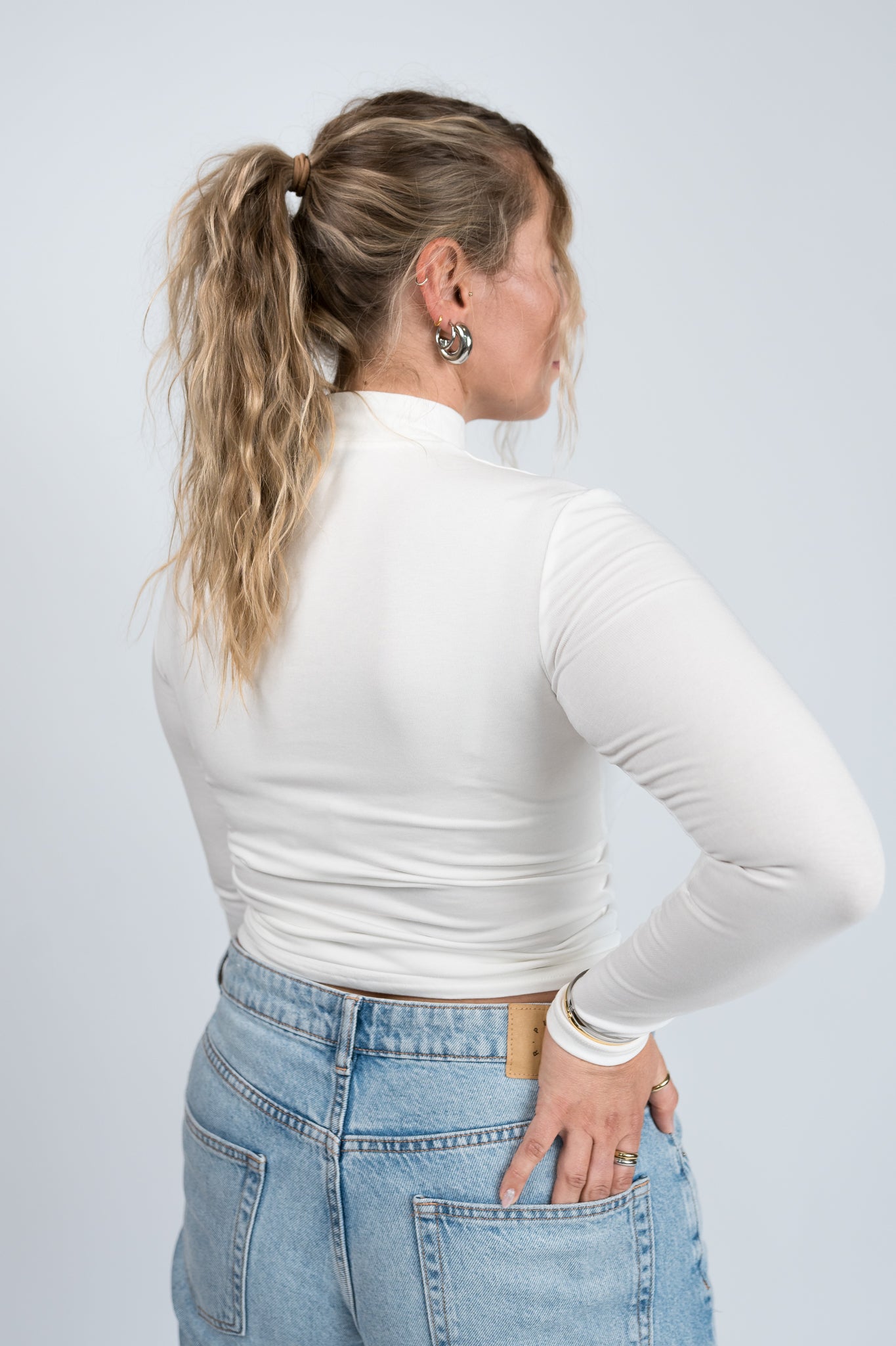 Stehkragen Langarmshirt Weiß von hinten