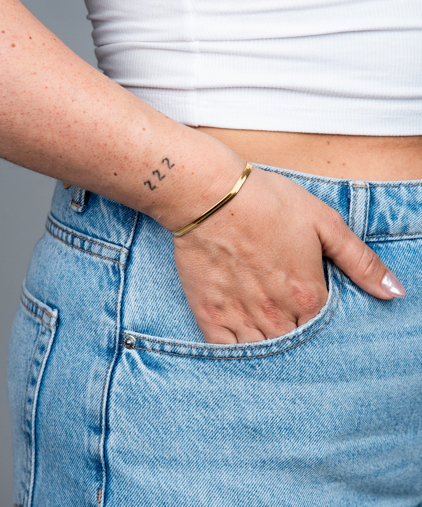 Armband Minimalistisch Schlangenglieder 4 mm Gold seitlich
